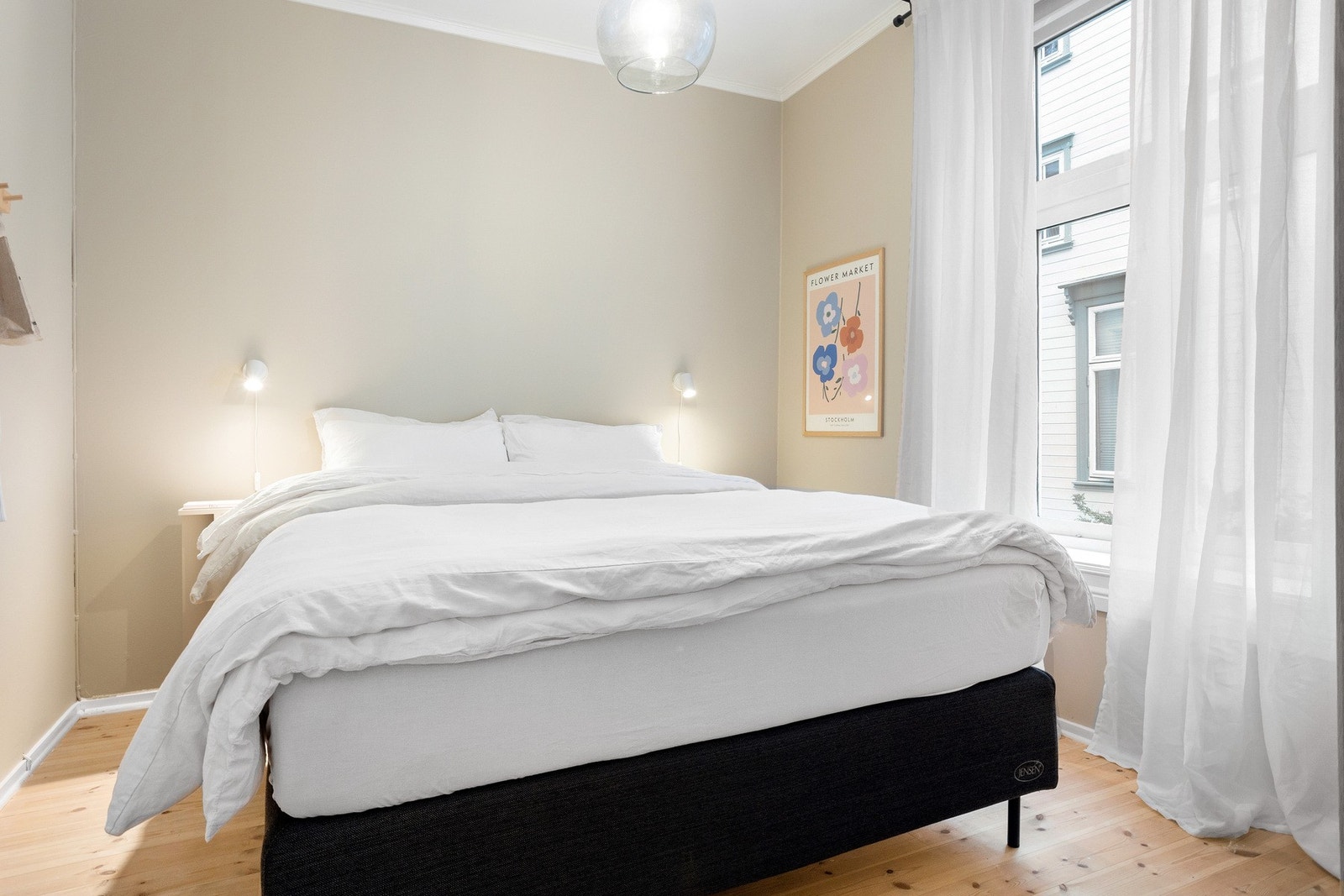 Soverommet er på 8 kvm og vender inn mot rolig bakgård Galleribilde