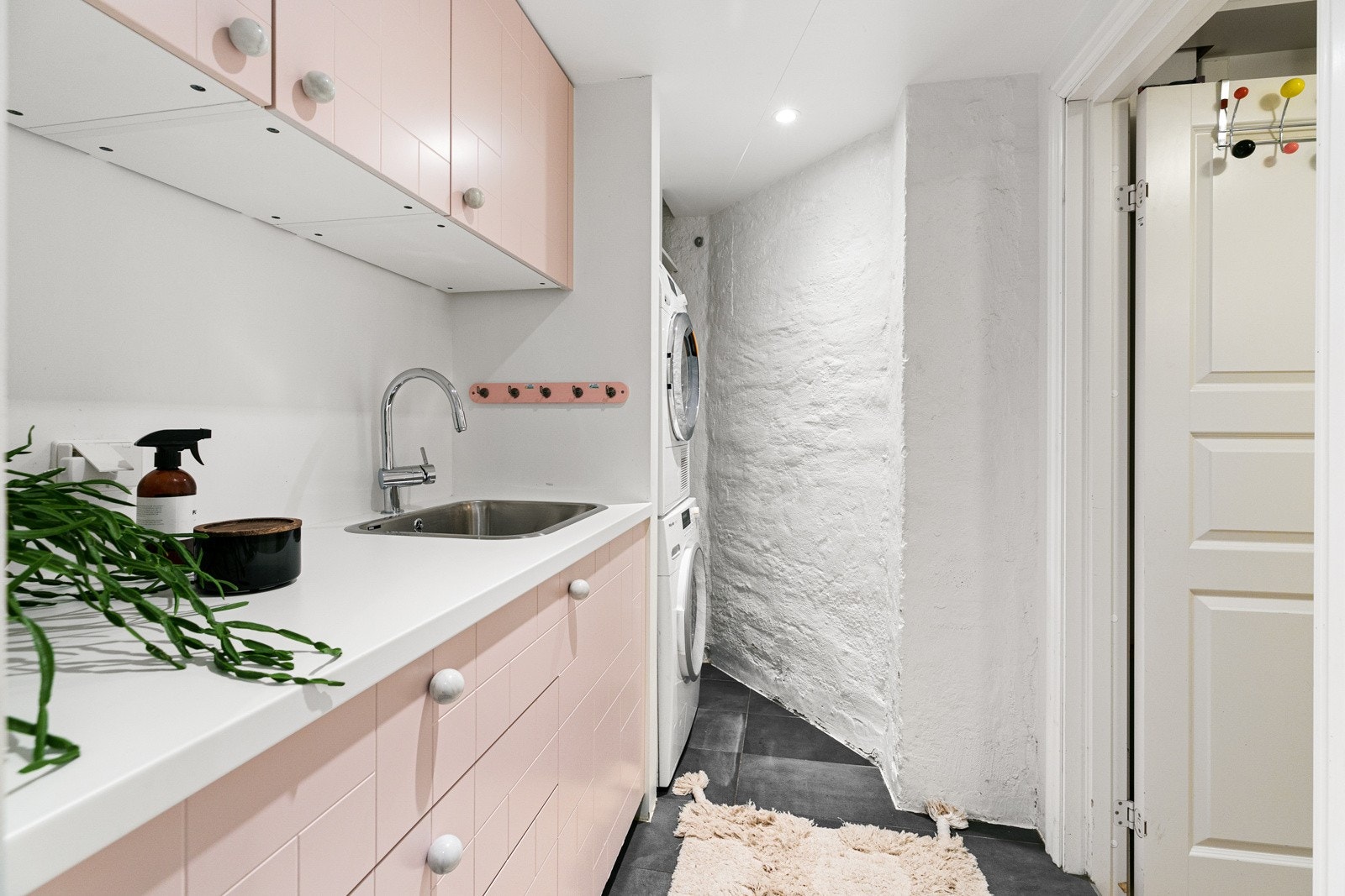 Seksjon 2 er er vaskerom som består av innredning med fronter fra Superfront, laminat benkeplate og nedfelt kum. Galleribilde
