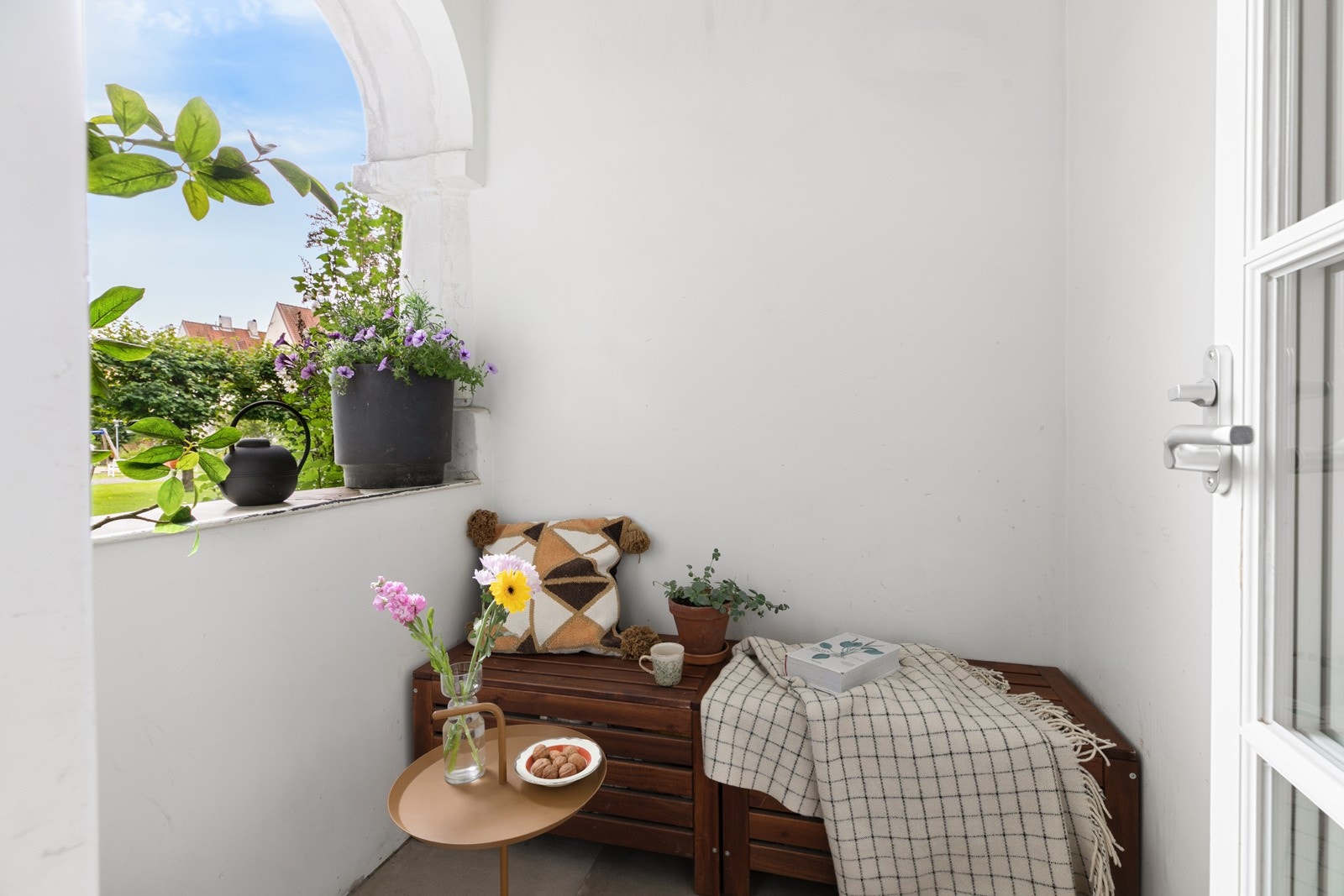 Fra stuen har du direkte adkomst til en sjarmerende balkong vendt mot fine omgivelser i bakgården. Galleribilde