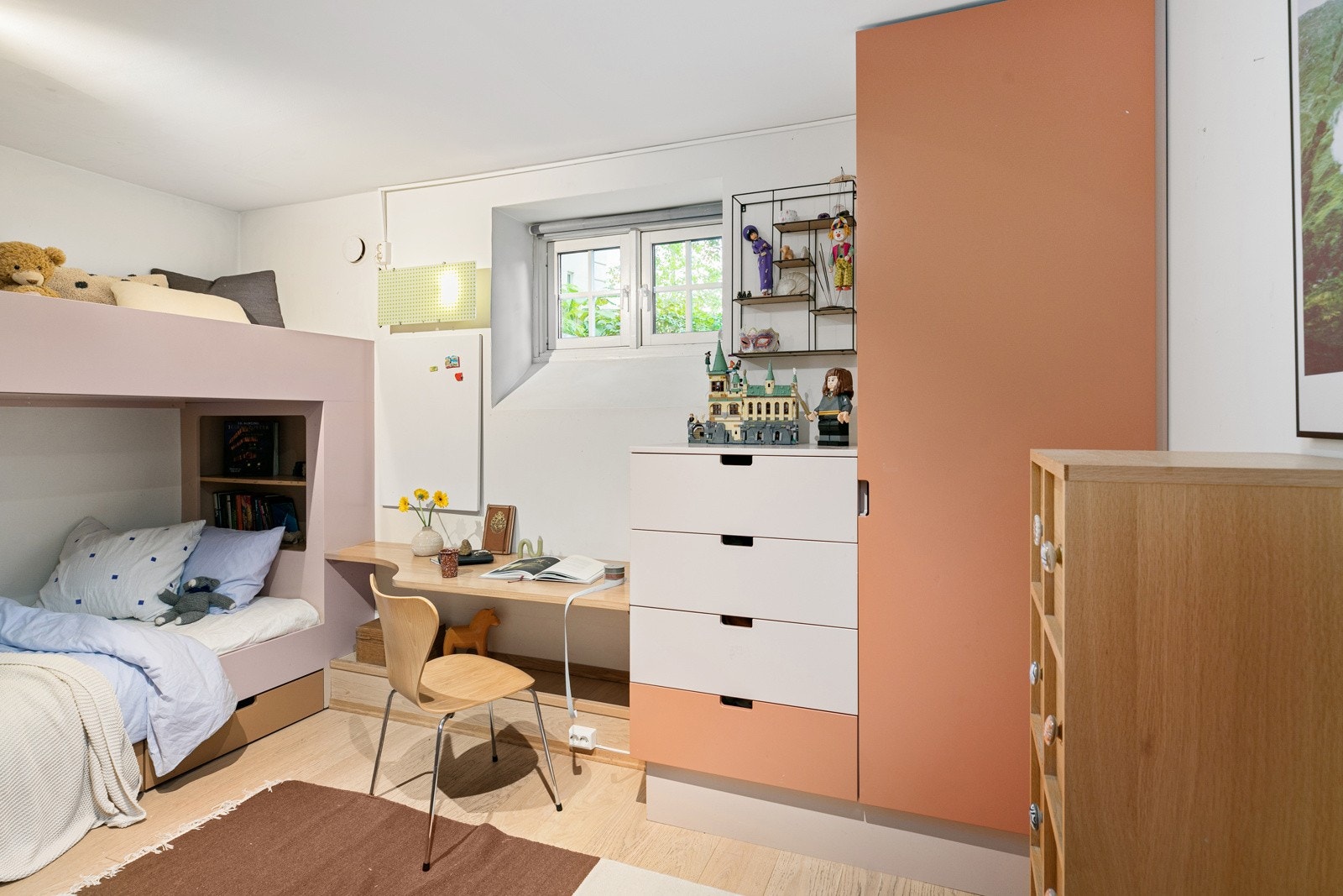 Rommet inneholder flere plassbygde løsninger for optimal romutnyttelse. Galleribilde
