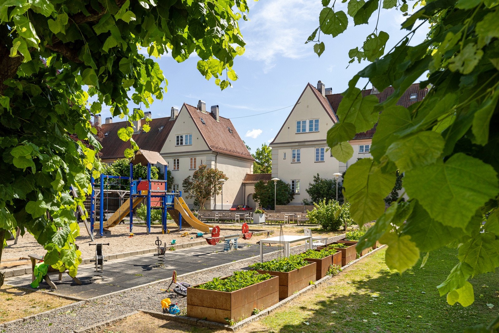 Bakgård. Galleribilde