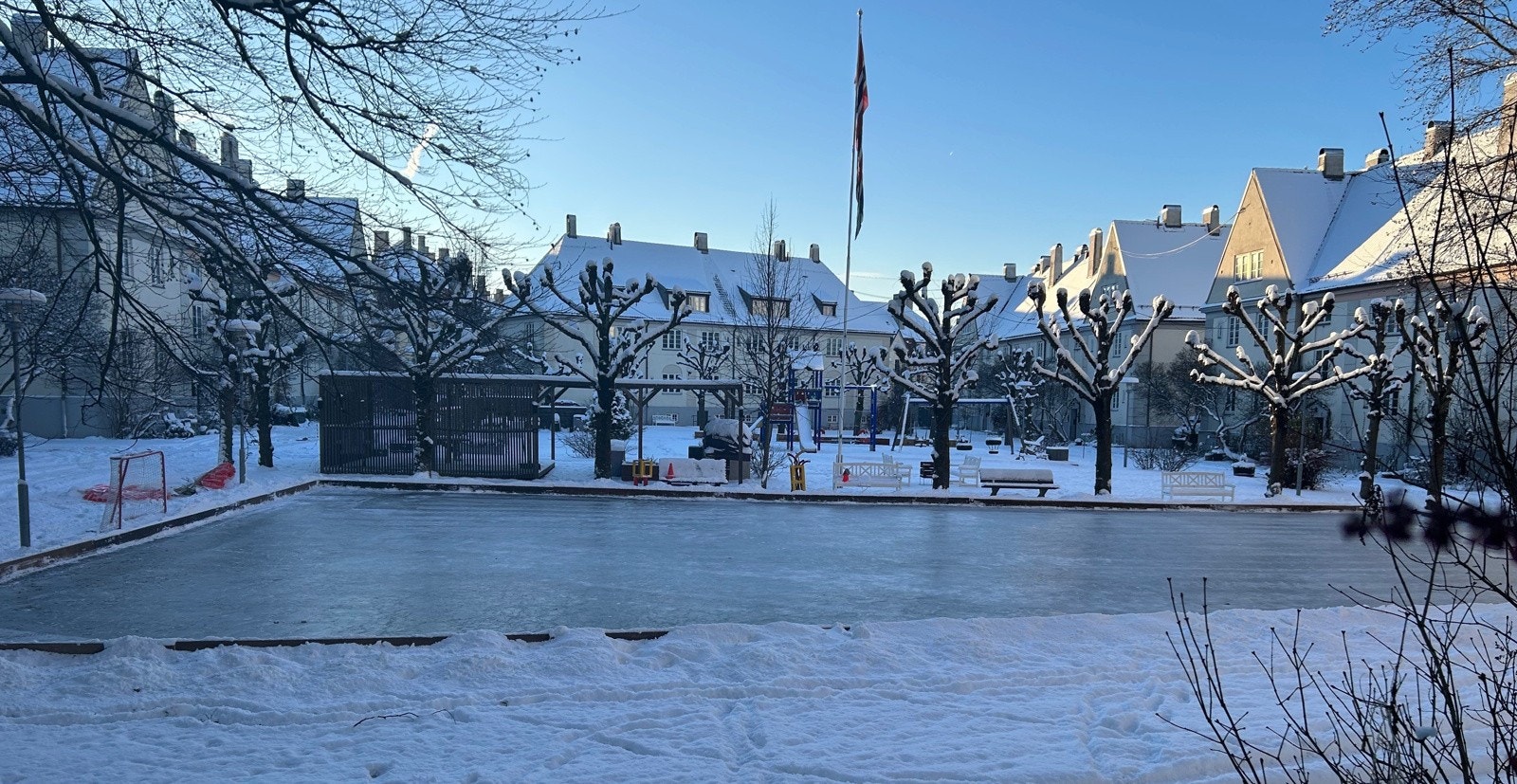 Om vinteren anlegges det skøytebane i bakgården. Galleribilde