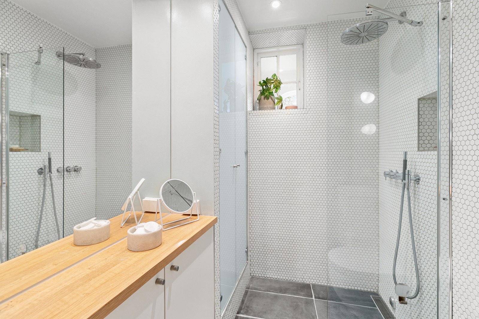 Badet har også plassbygde skap samt vegghengt wc og dusjhjørne med glassvegg og eksklusiv regnfallsdusj og hånddusj fra Vola. Galleribilde