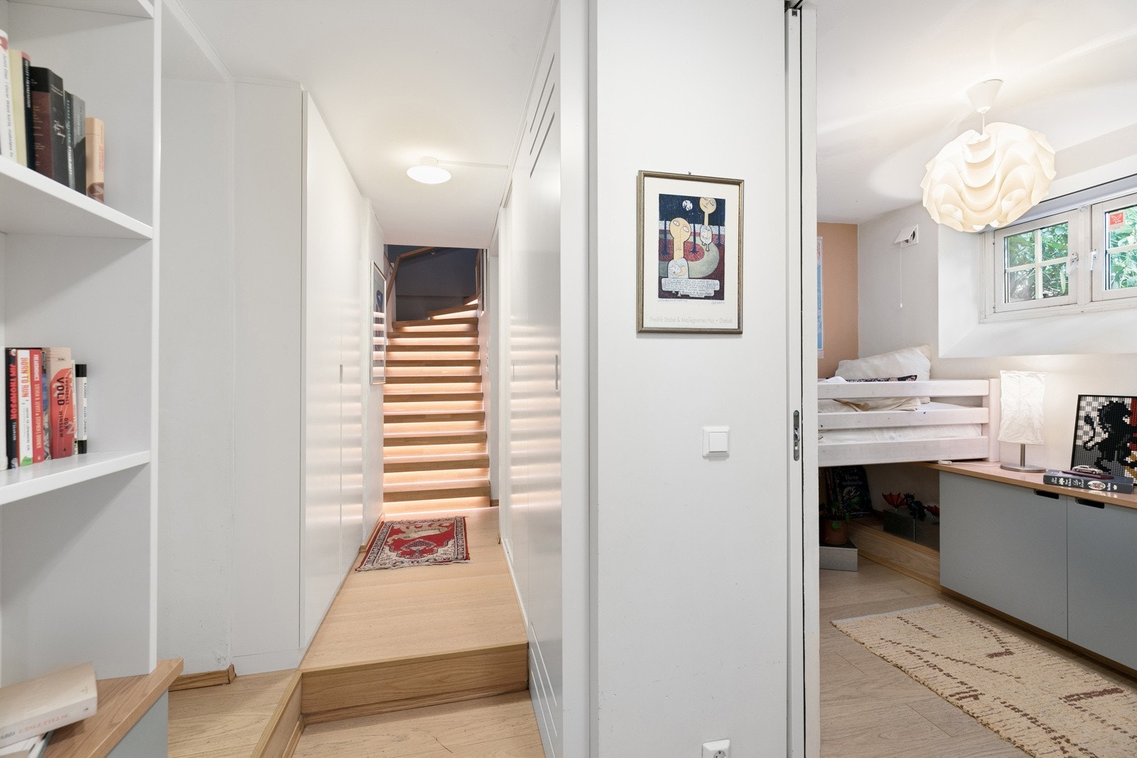 Godkjent kjellerstue er i dag delt inn i soverom og gang med oppbevaring. Galleribilde