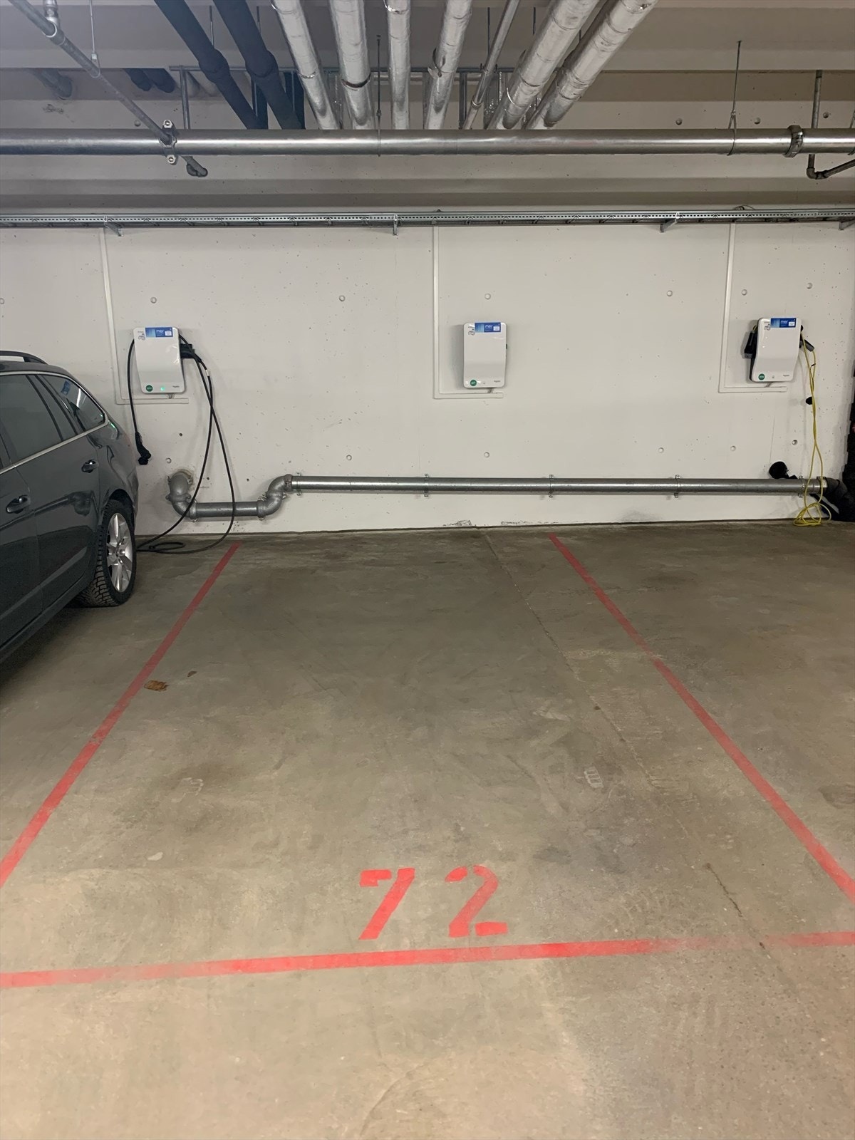 Garasje med elbil lader kan kjøpes mot pristillegg Galleribilde