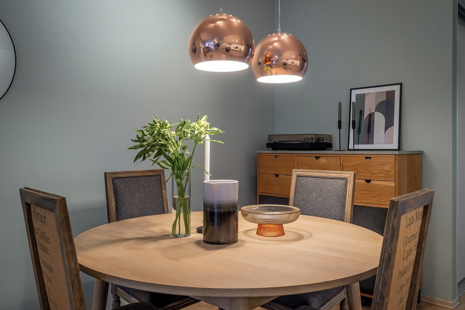 God plass til spisebord i stuen Galleribilde