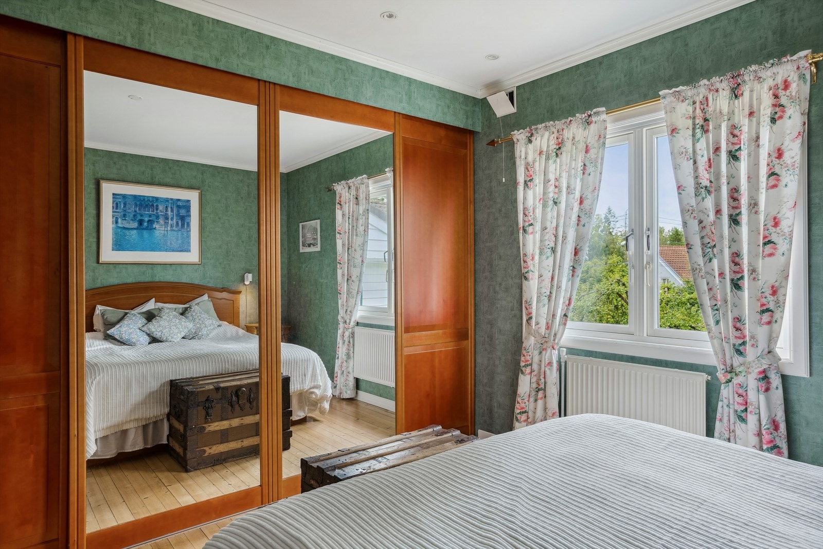 Plassbygget garderobeskap med speil. Bergvarme til radiator. Galleribilde