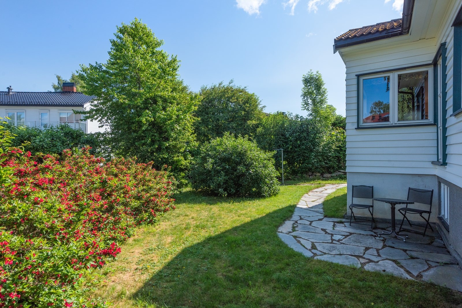 Boligen bader i sol og man kan bevege seg etter solen på tomten. Galleribilde