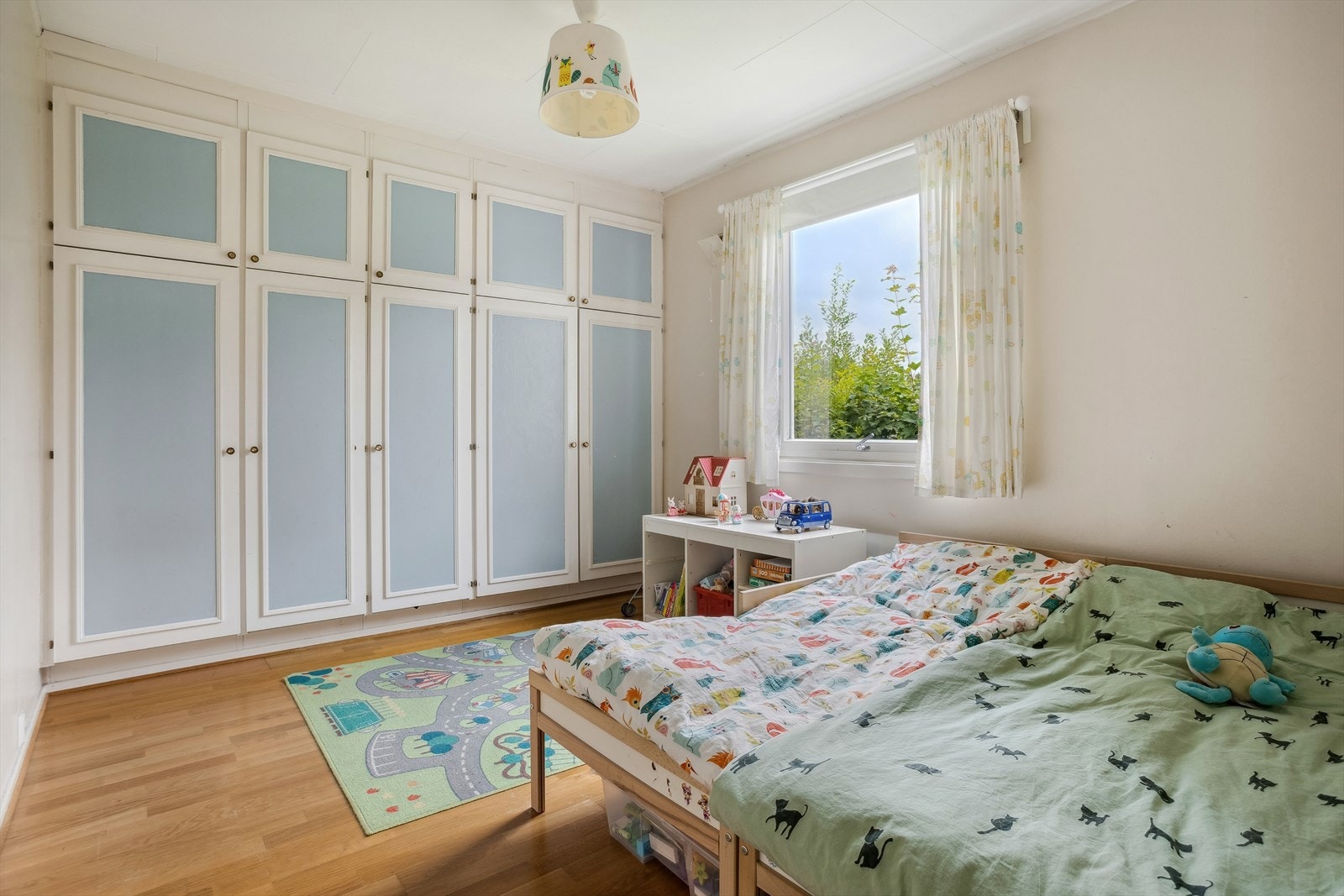 Stort soverom med plassbygget skap. Galleribilde
