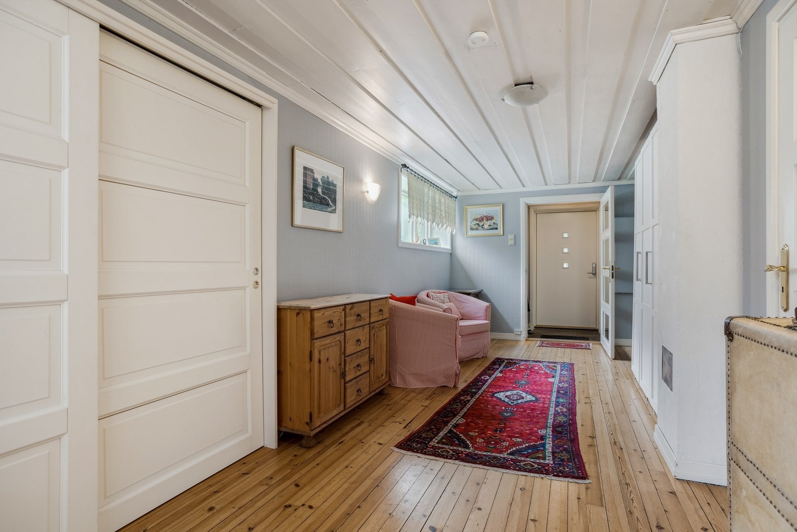 Stor og romslig entré, med vindfang. Galleribilde