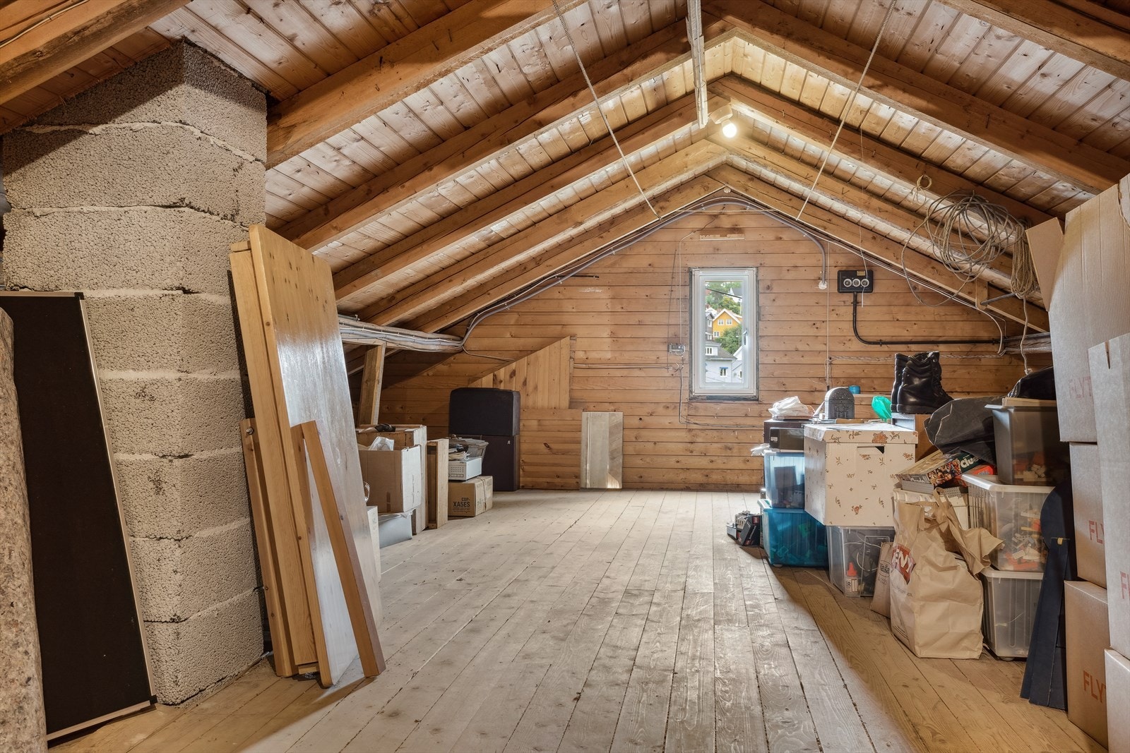 Boligen har et stort og fint loft. Uant potensial. Galleribilde