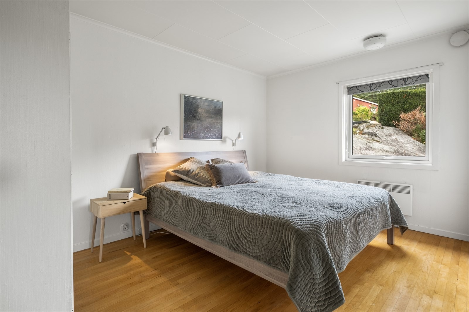 Hovedsoverom med parkett på gulv og innebygde skap Galleribilde