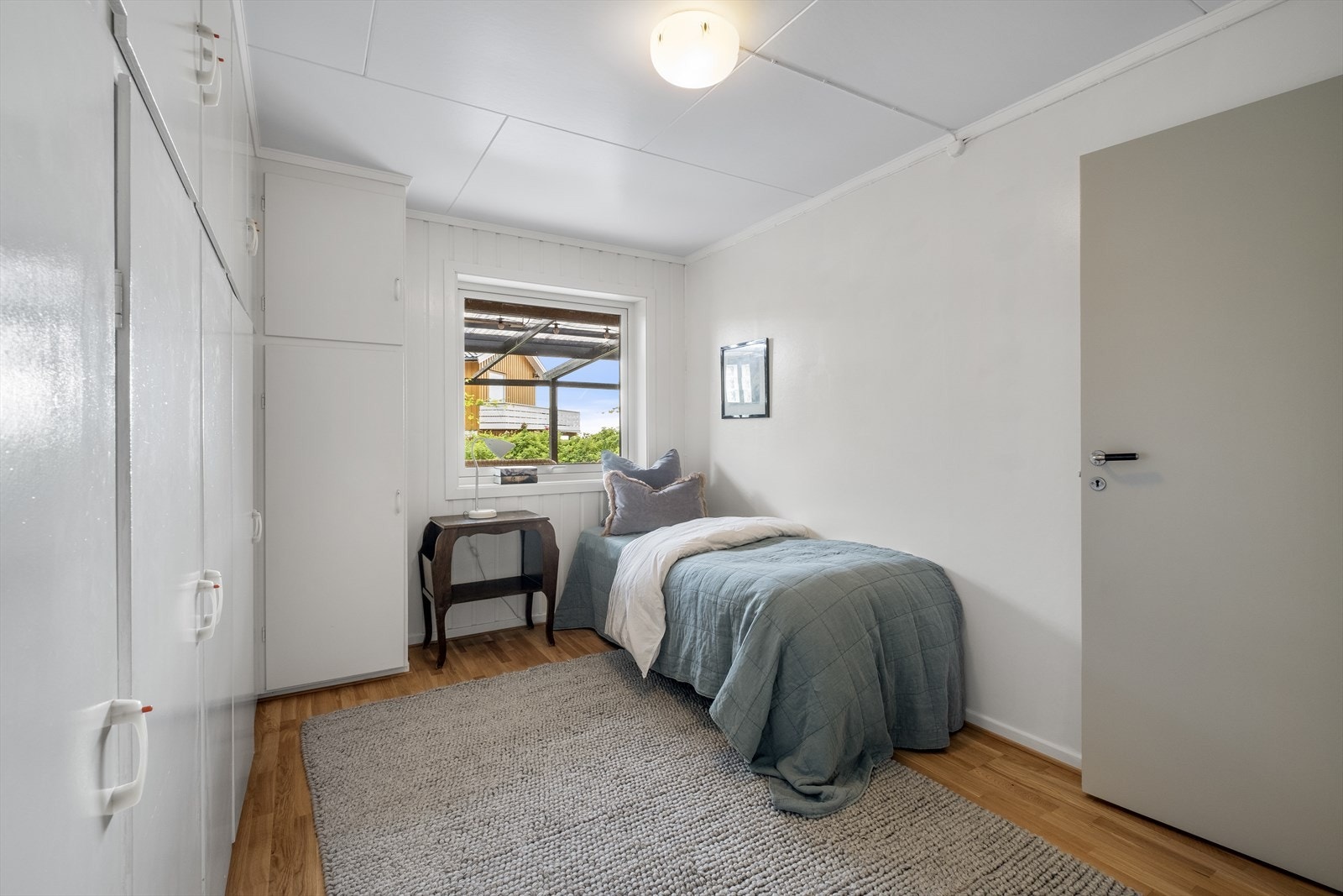 Soverom en med godt med skapplass i rommet Galleribilde