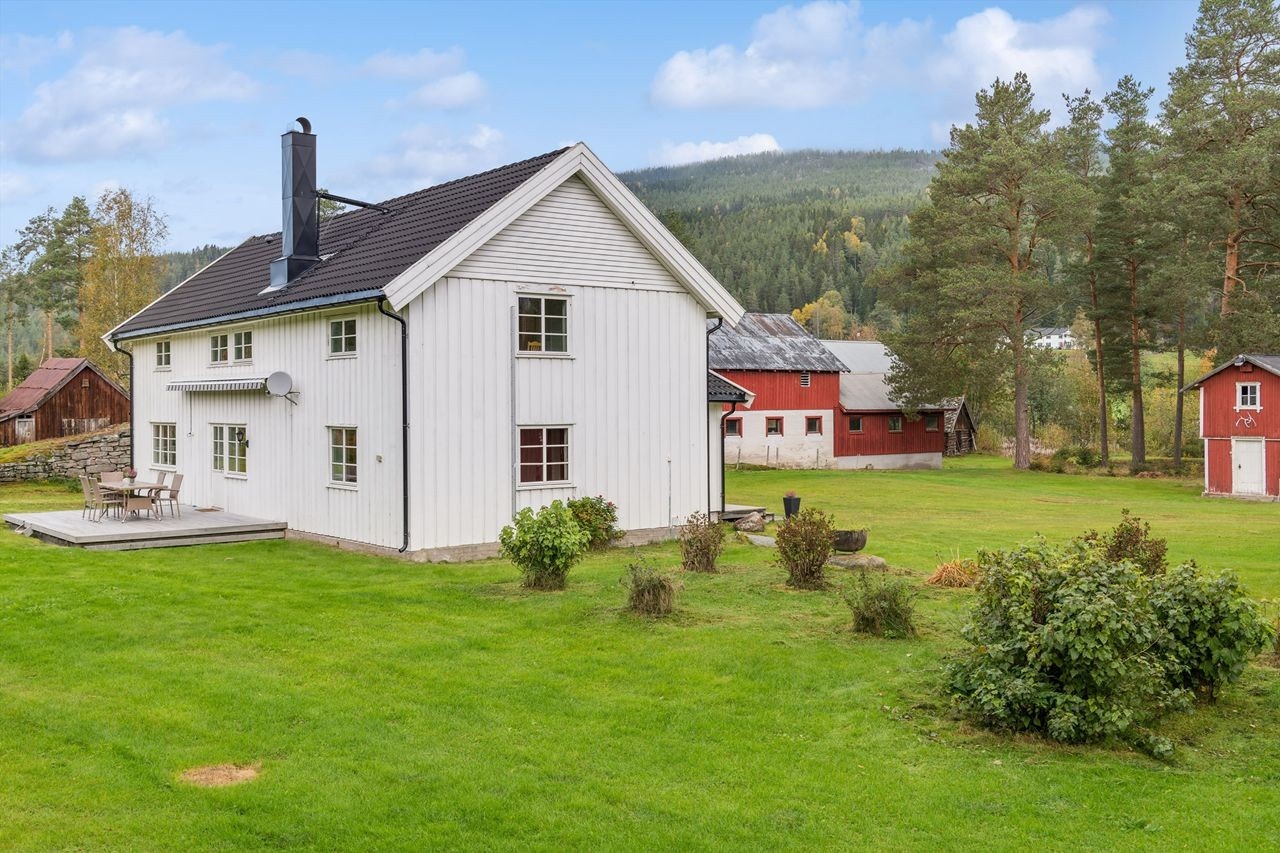 Våningshus med egen utgang til uteplass på platting mot sør-vest Galleribilde
