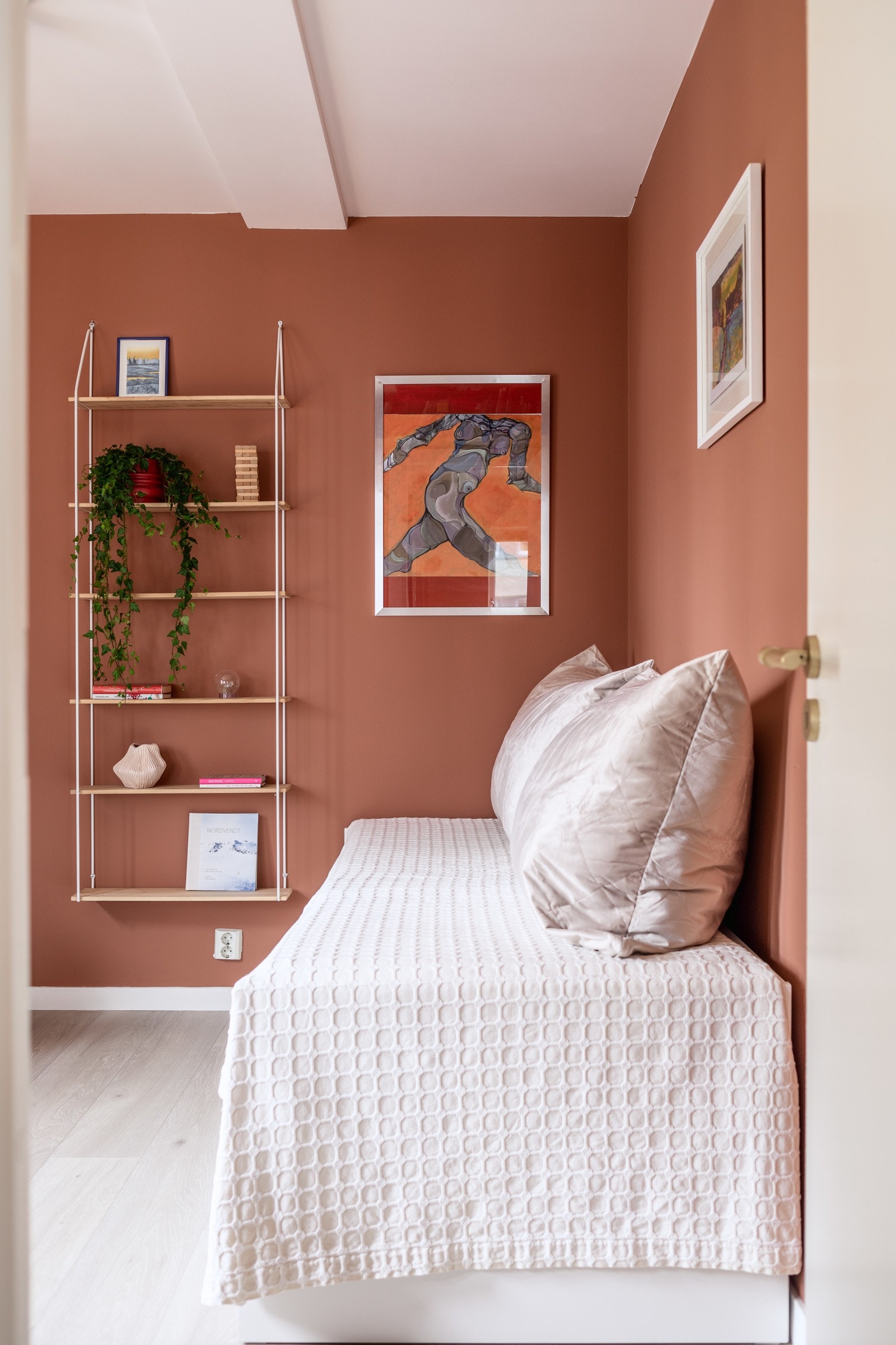 Rommet er stort og benyttes i dag som kontor og gjesterom. Galleribilde