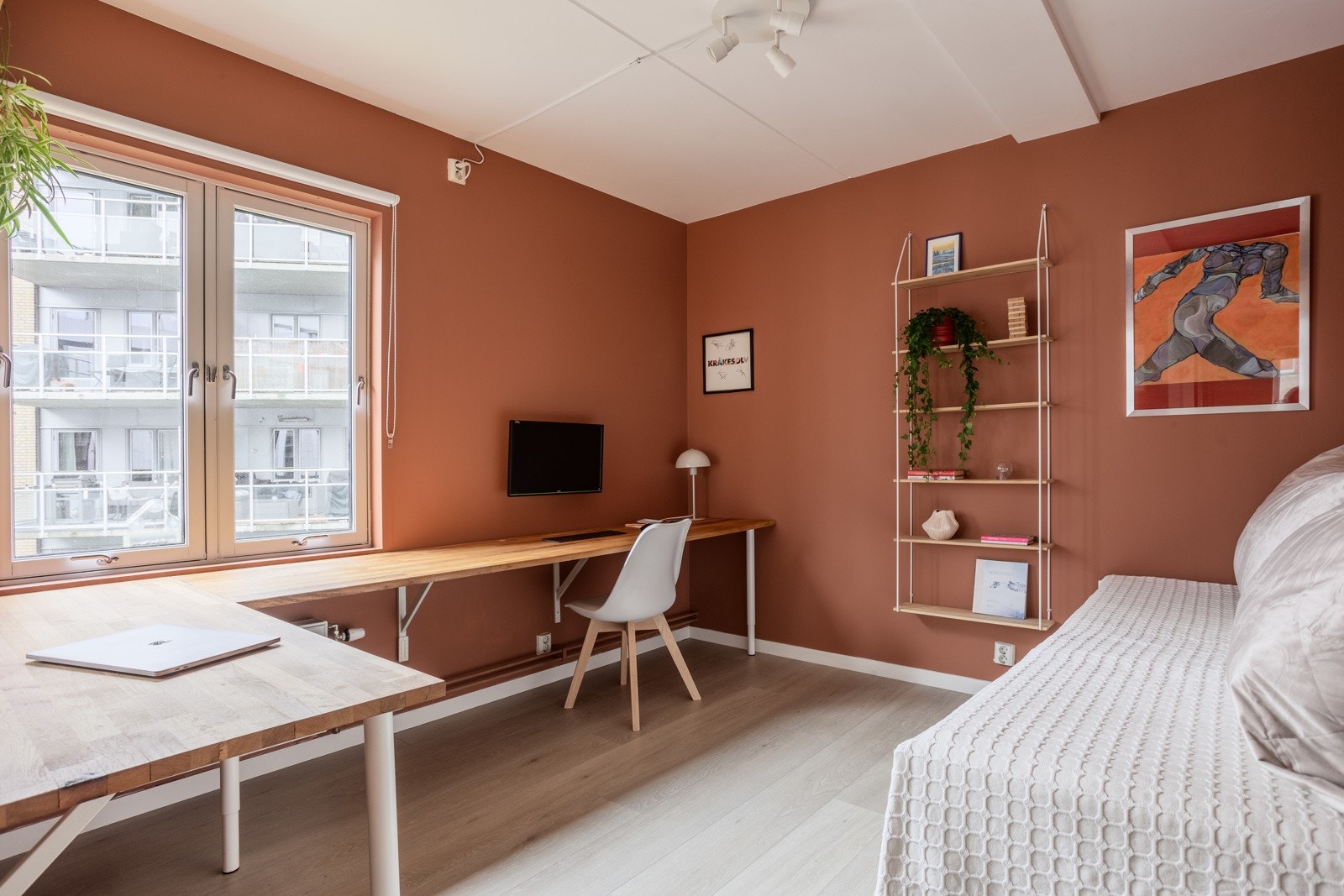 Et plassbygd skrivebord ble satt satt opp av eiere i 2021. Galleribilde