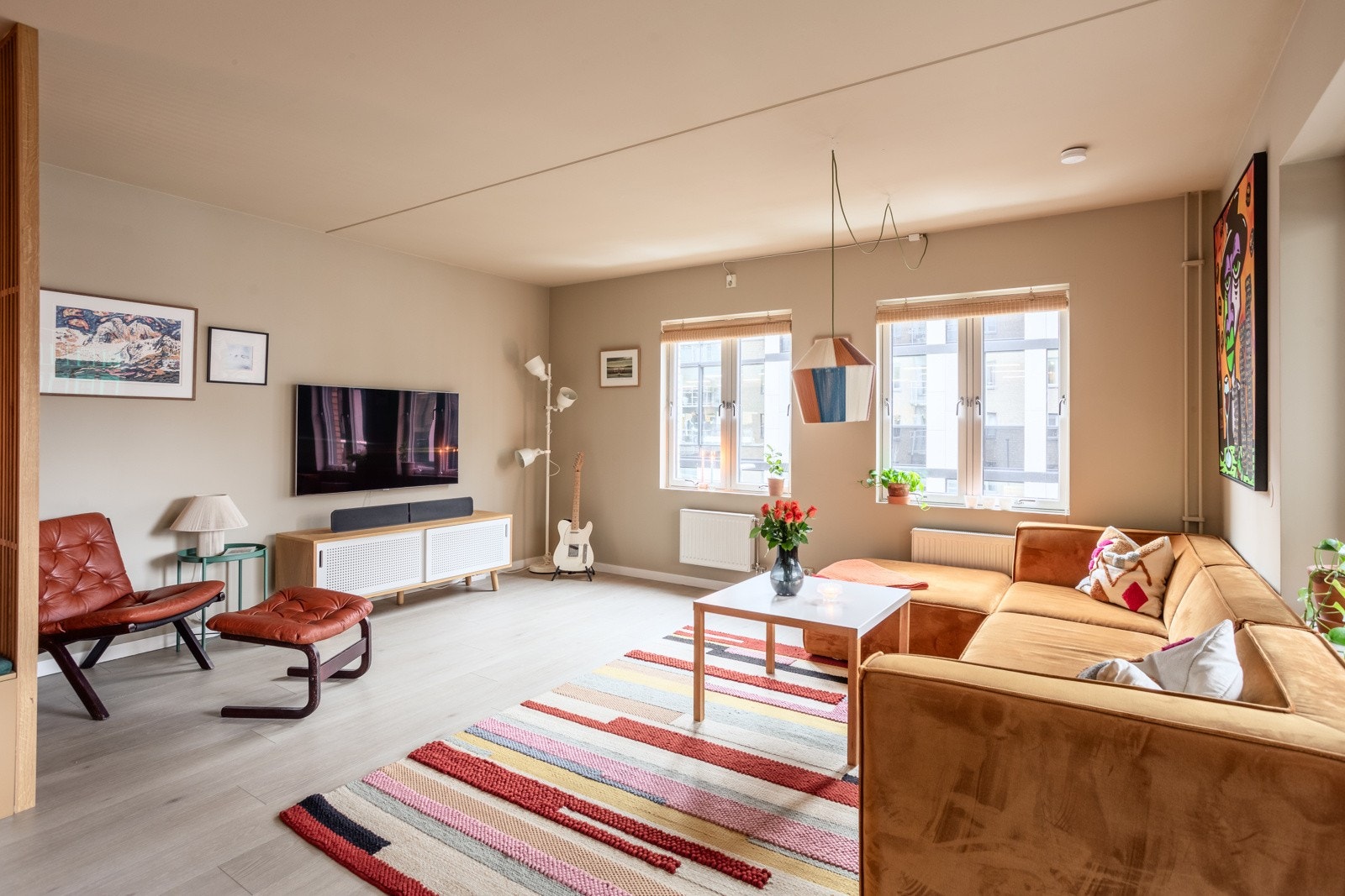 De store vindusflatene åpner opp og slipper lyset inn. Rommene har en god størrelse og er enkle å møblere. Galleribilde