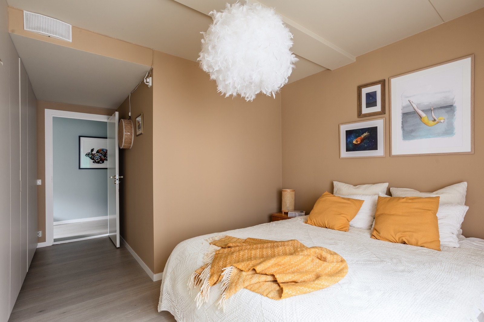 Soverommet har god plass til stor dobbeltseng og vender inn mot rolig gårdsrom. Hovedsoverommet ligger praktisk til vegg-i-vegg med det som i dag benyttes som barnerom. Galleribilde