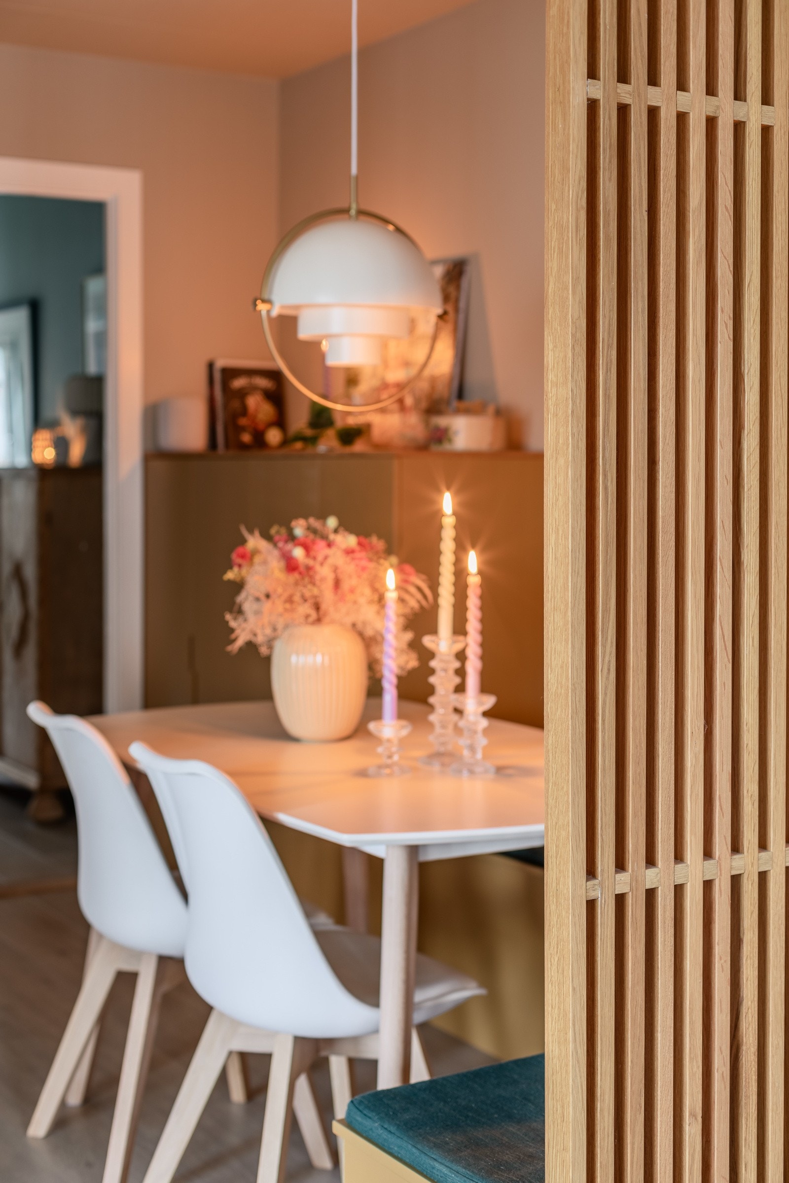 En dekorativ spilevegg skiller stuen fra spiseplassen. Galleribilde