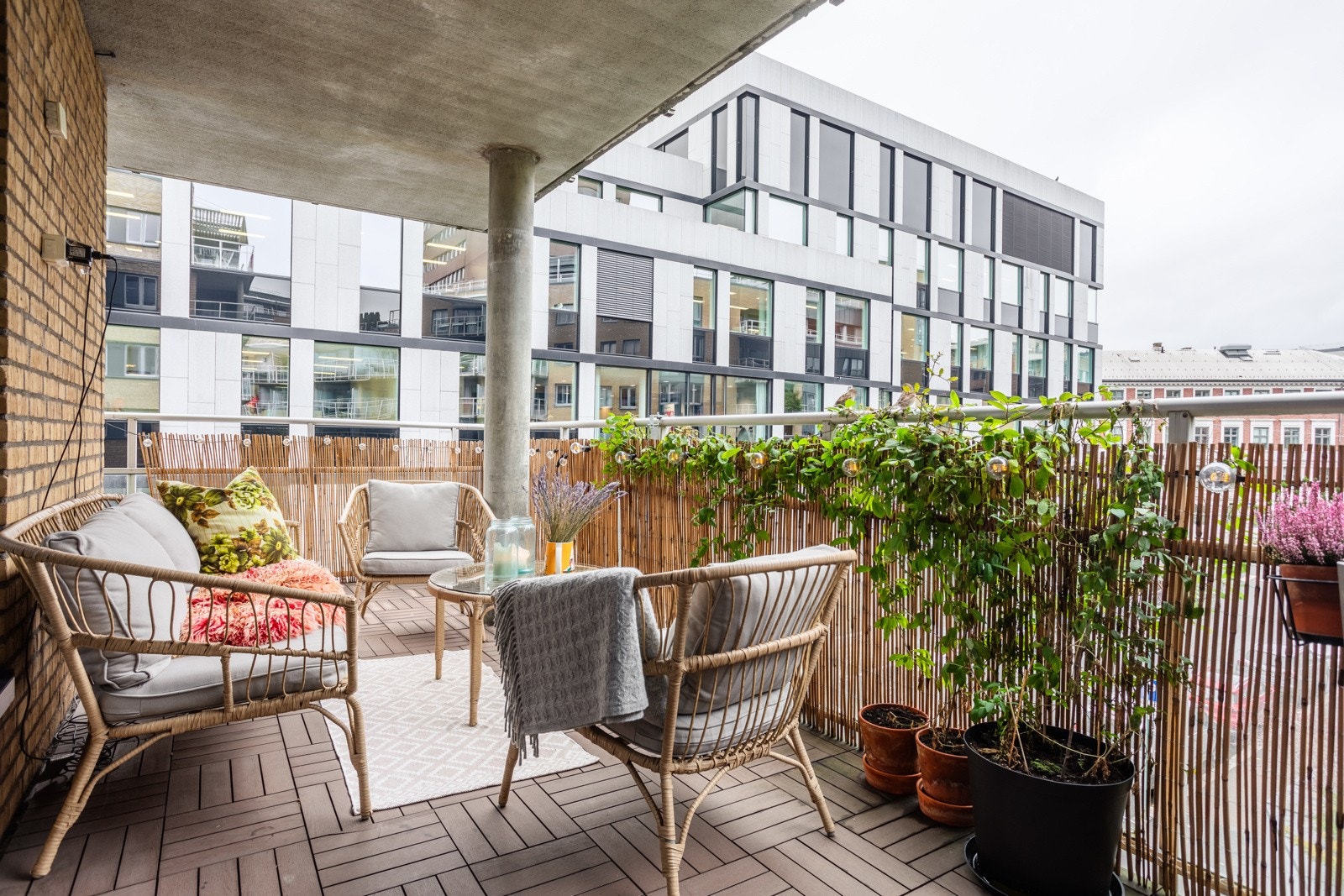 På balkongen er det god plass til både utemøbler og grill om ønskelig. Galleribilde