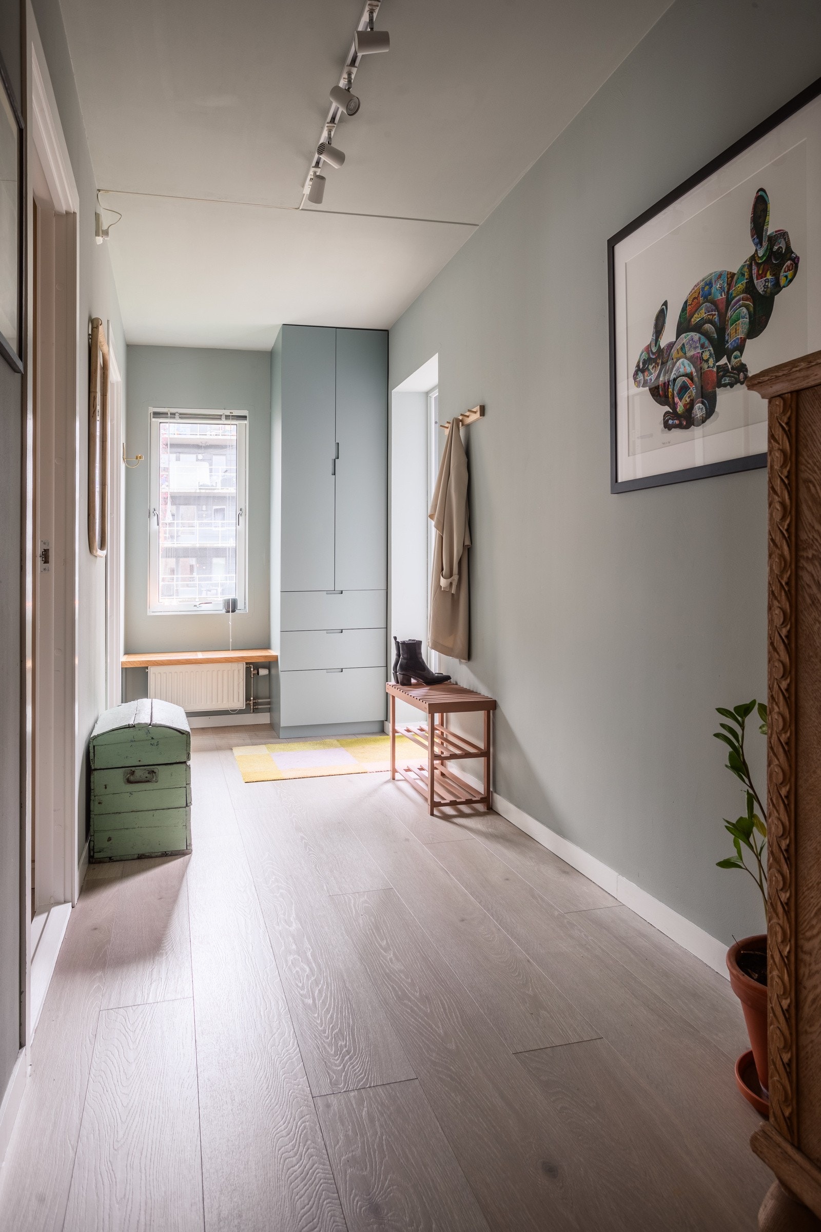 Entreen er utstyrt med et plassbygget skap og tilhørende sittebenk laget av spiler. Skapet gir smart lagringsplass for sko og yttertøy. Galleribilde