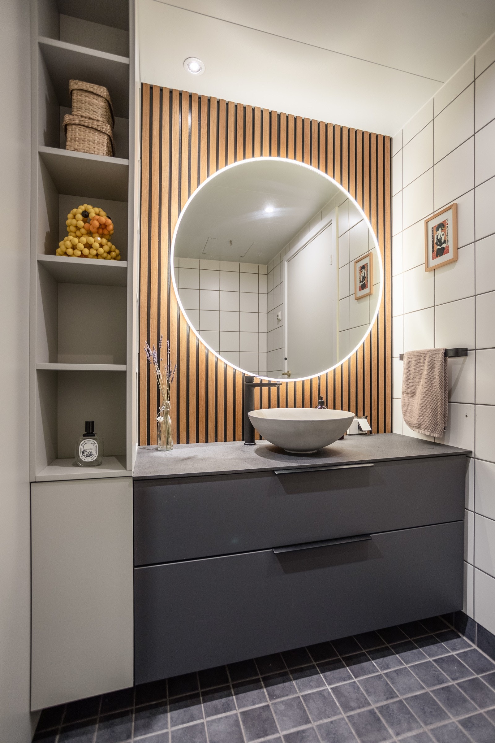 Badet ble i 2021 oppgradert med ny moderne baderomsinnredning og spilevegg, servantbolle, speil med belysning og dusjarmatur. Galleribilde