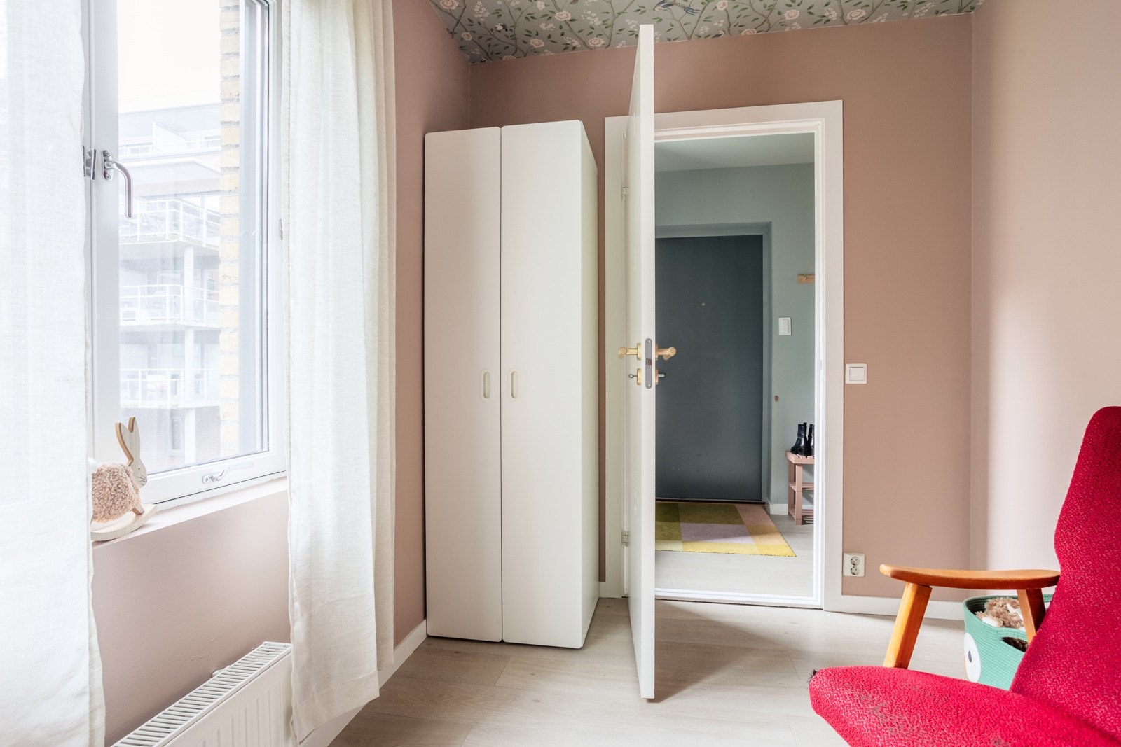 Soverommet vender mot rolig bakgård. Galleribilde
