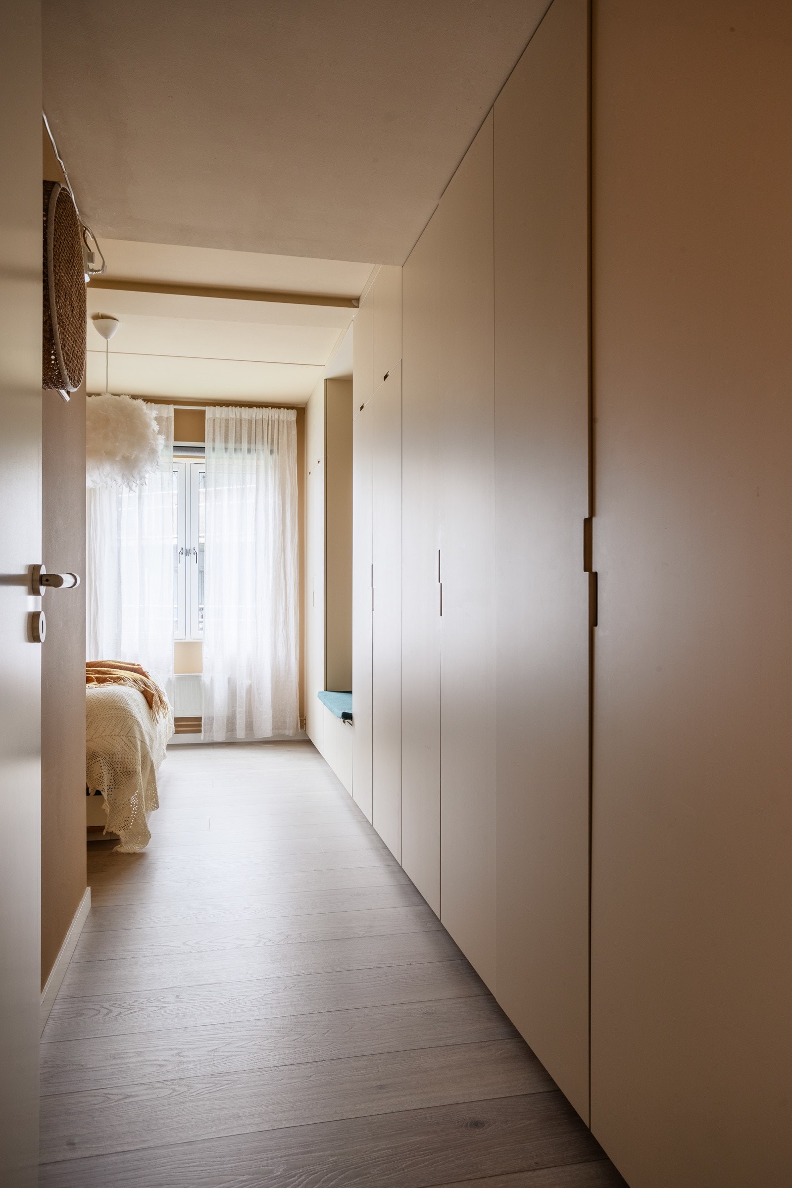 Møbersnekret garderobe. Galleribilde