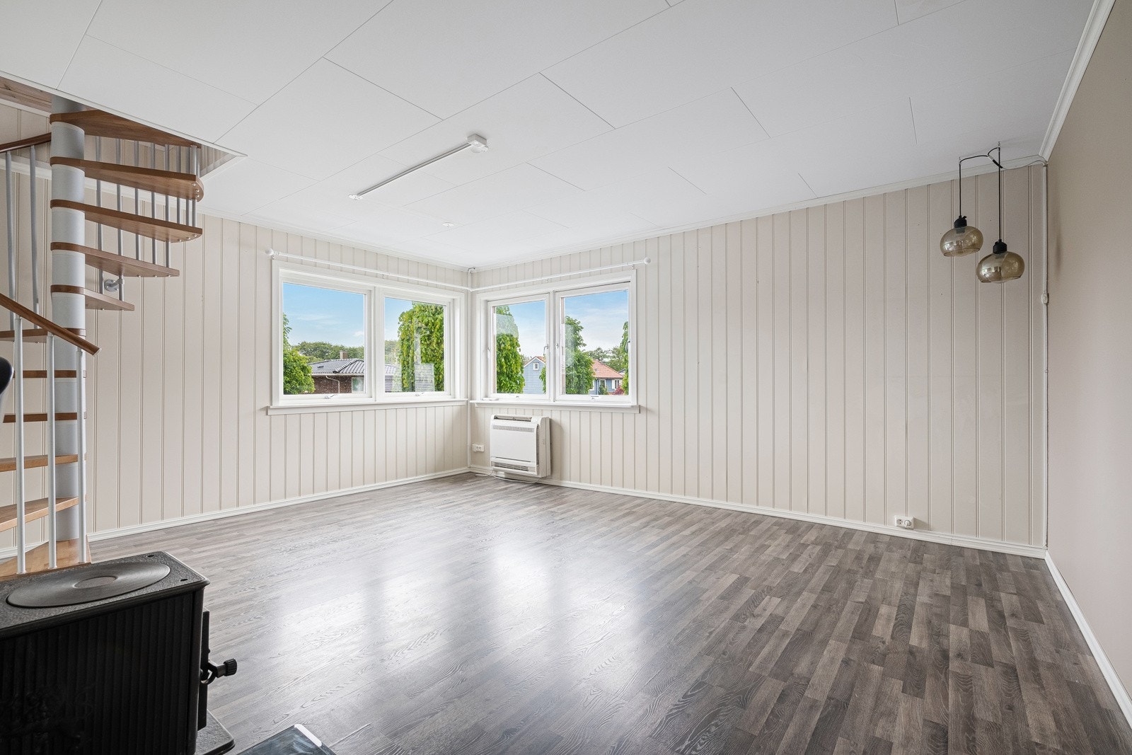 Leiligheten holder en gjennomgående god standard, den er malt i lyse, tidsriktige farger og har en praktisk planløsning. Galleribilde