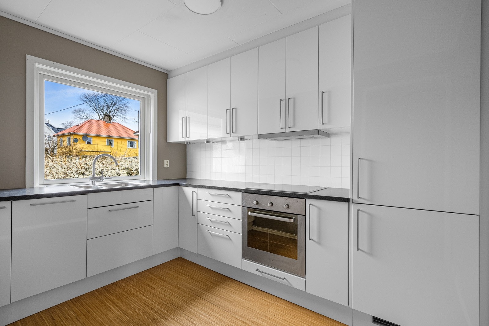 Kjøkken fra Norema med integrerte hvitevarer. Galleribilde