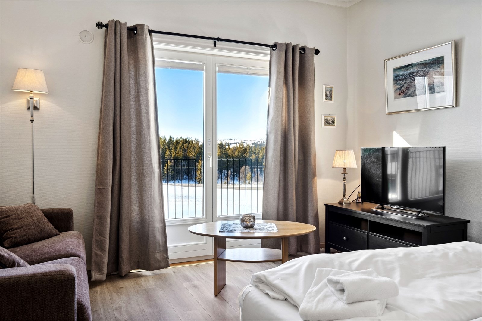Innvendige gulv belagt med laminat med gulvvarme via varmefolié. Vegger av malt tapet/strie og malt himling. Galleribilde