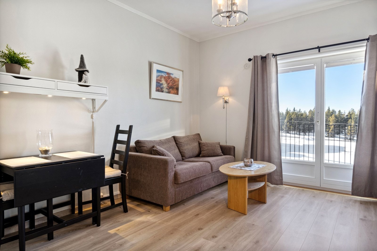Fritidsleilighet bestående av entré, bad og soverom/stue med kjøkkenkrok. Galleribilde