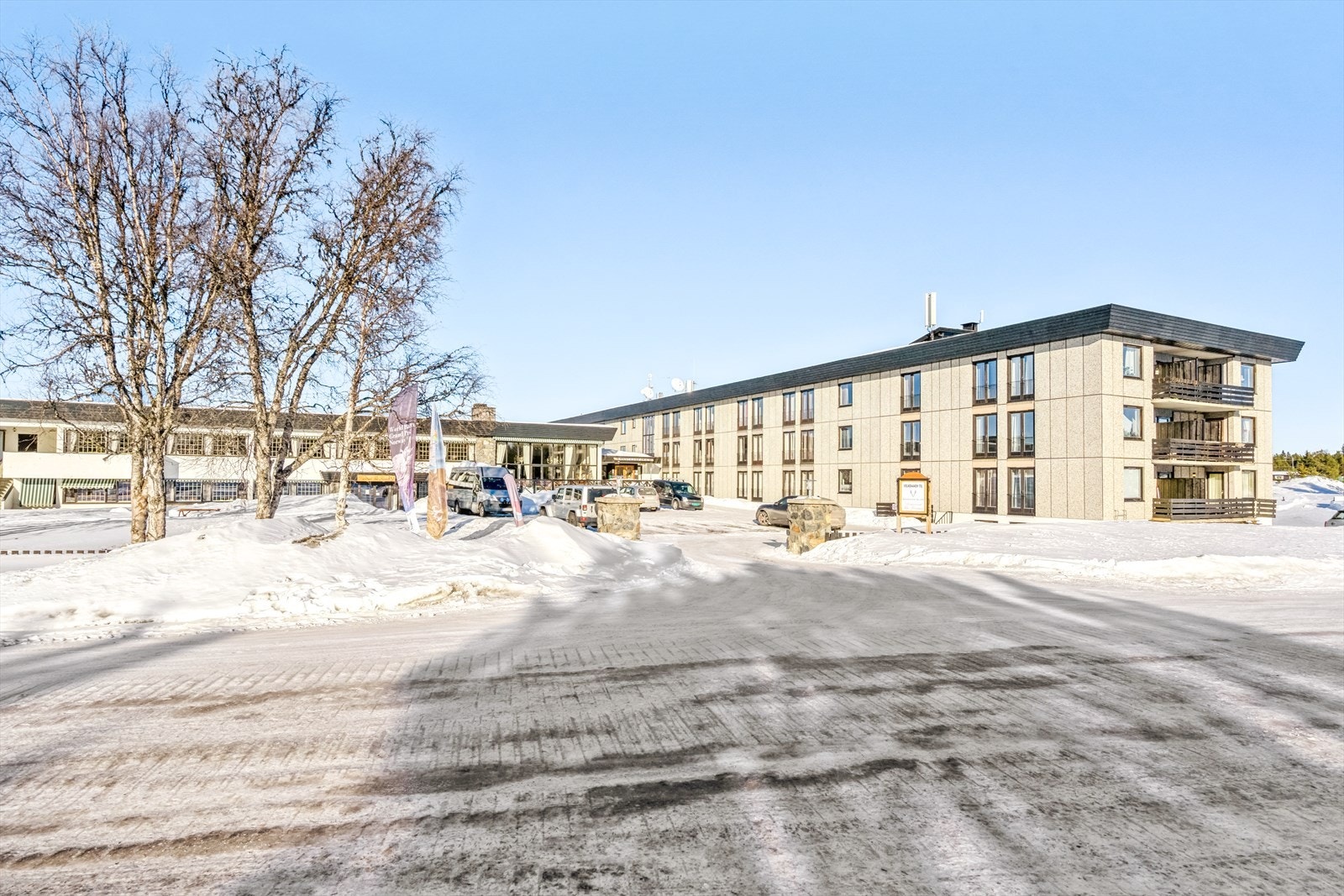 Leiligheten er beliggende på Sanderstølen Hotell, i Tisleidalen, i Nord-Aurdal kommune. Leiligheten ligge ri 2. etasje i et flere-etasjers leilighet/hotellbygg. Opprinnelig byggeår 1965. Galleribilde