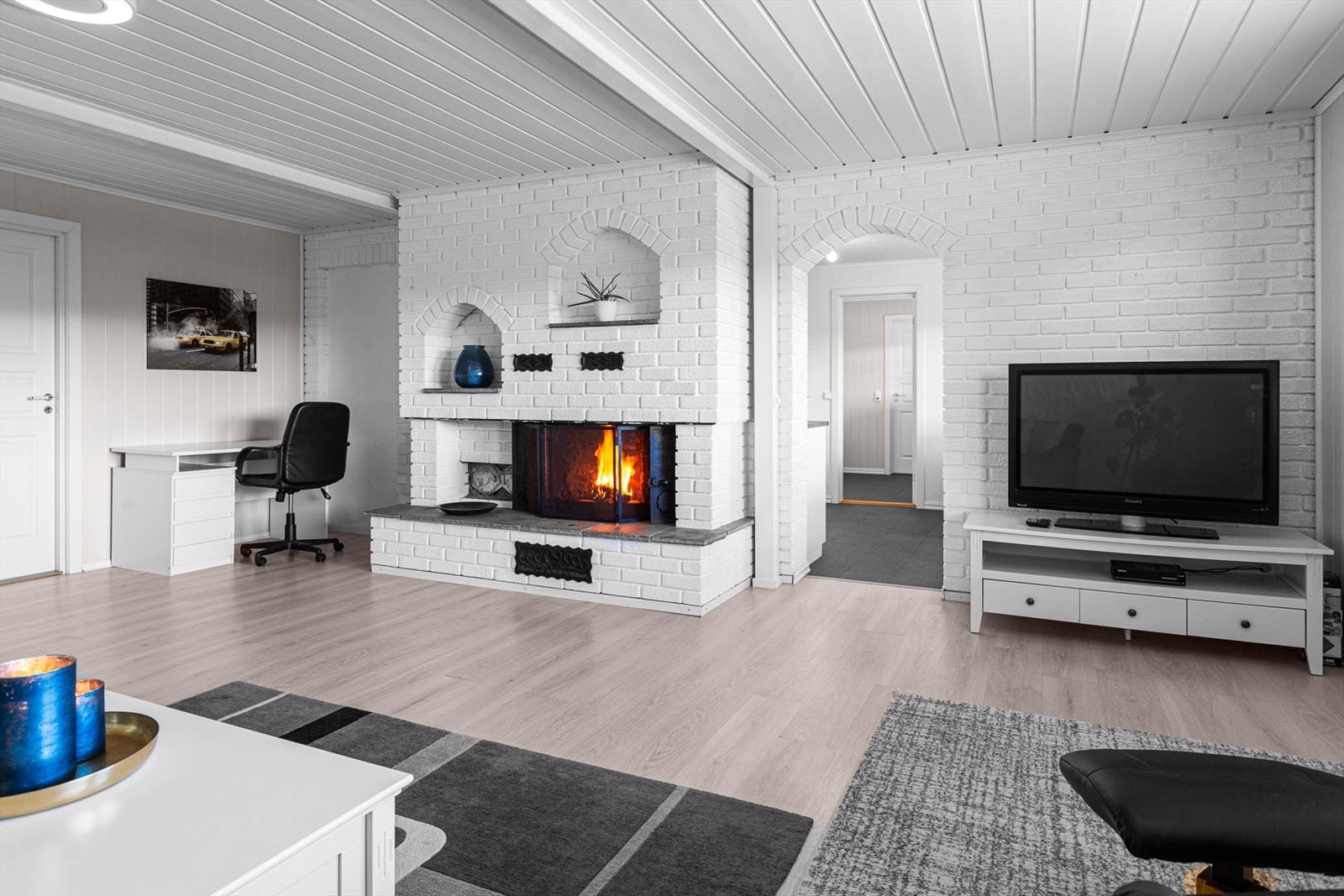 Hyggelig stue med stor peis. Galleribilde