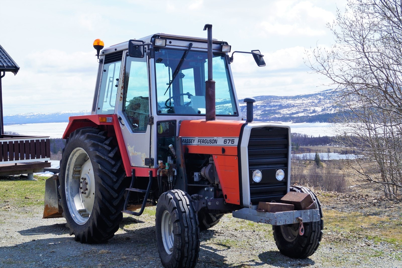 Egen traktor kan medfølge eiendommen.. Galleribilde