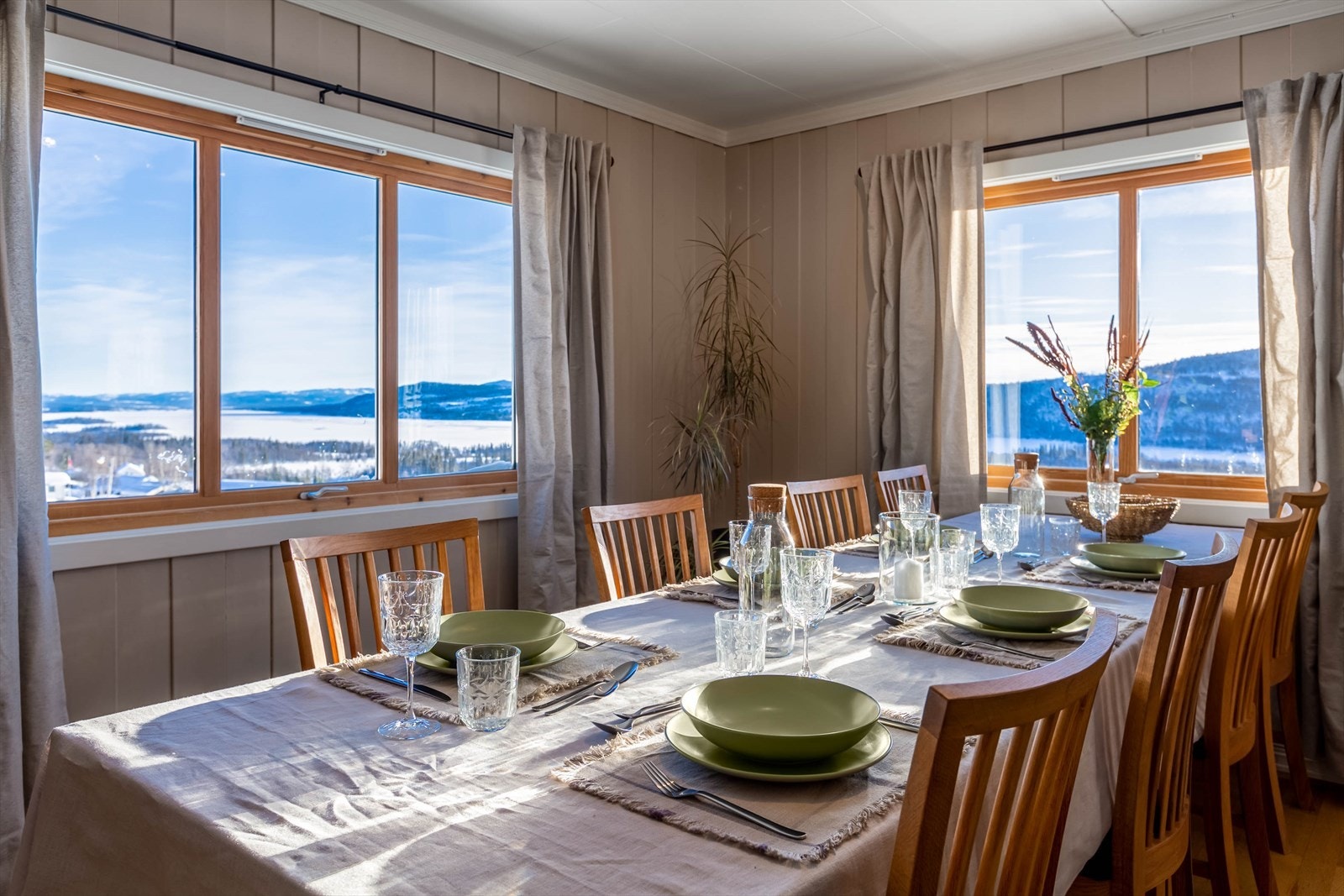 Hyggelig spiseplass ved store vinduer med fantastisk utsikt. Galleribilde