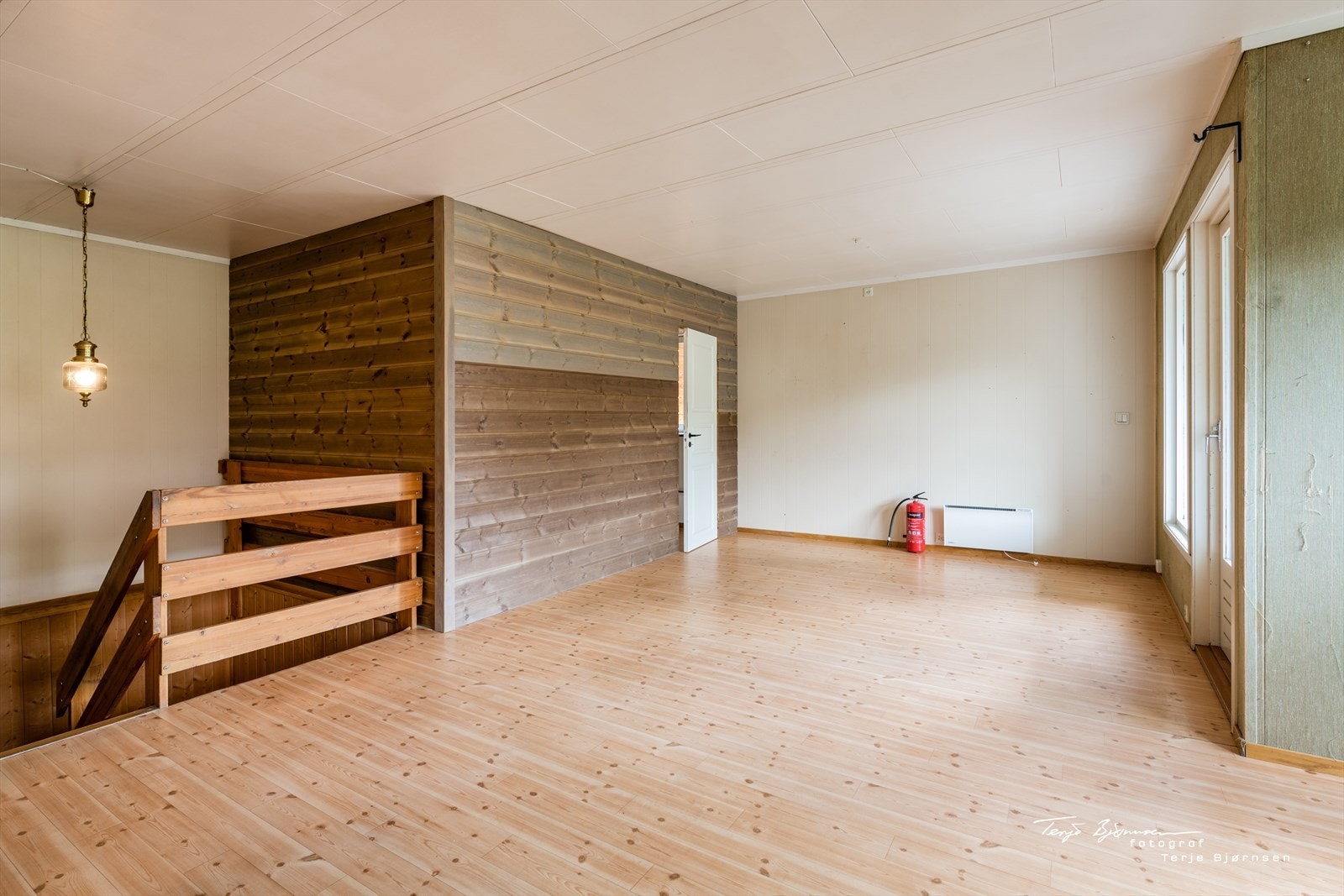 Det er laget et ekstra soverom med lettvegger som enkelt kan rives ned igjen om en ønsker seg større stue. Galleribilde