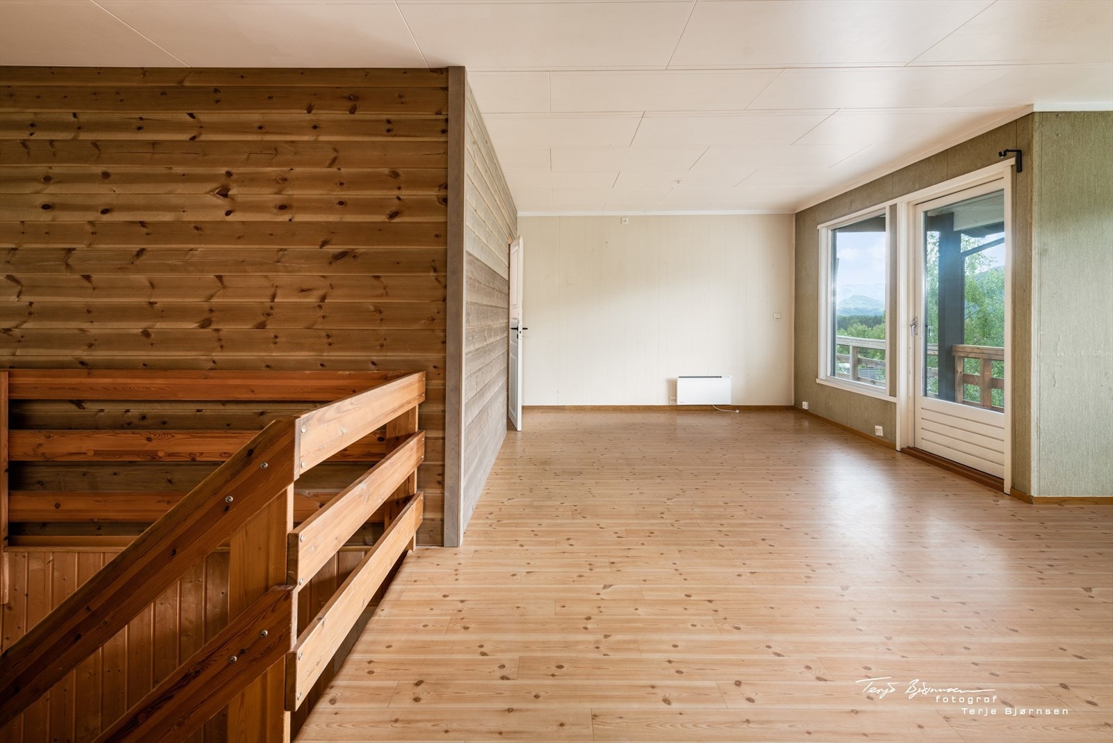 Fra stua er det utgang til en stor terrasse hvor en har nydelig utsikt og gode solforhold. Galleribilde