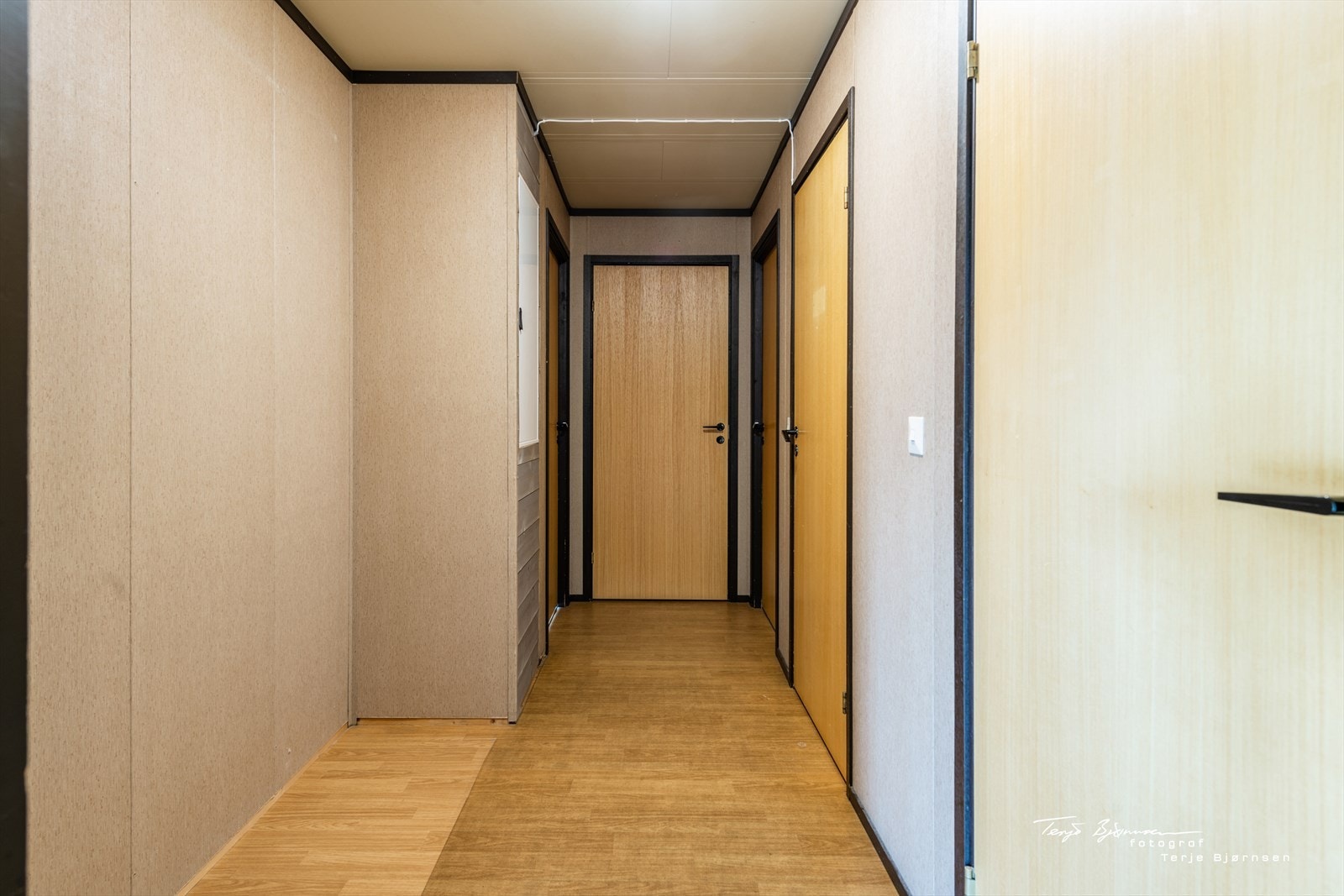 Gangen oppe har plass til garderobe. Galleribilde