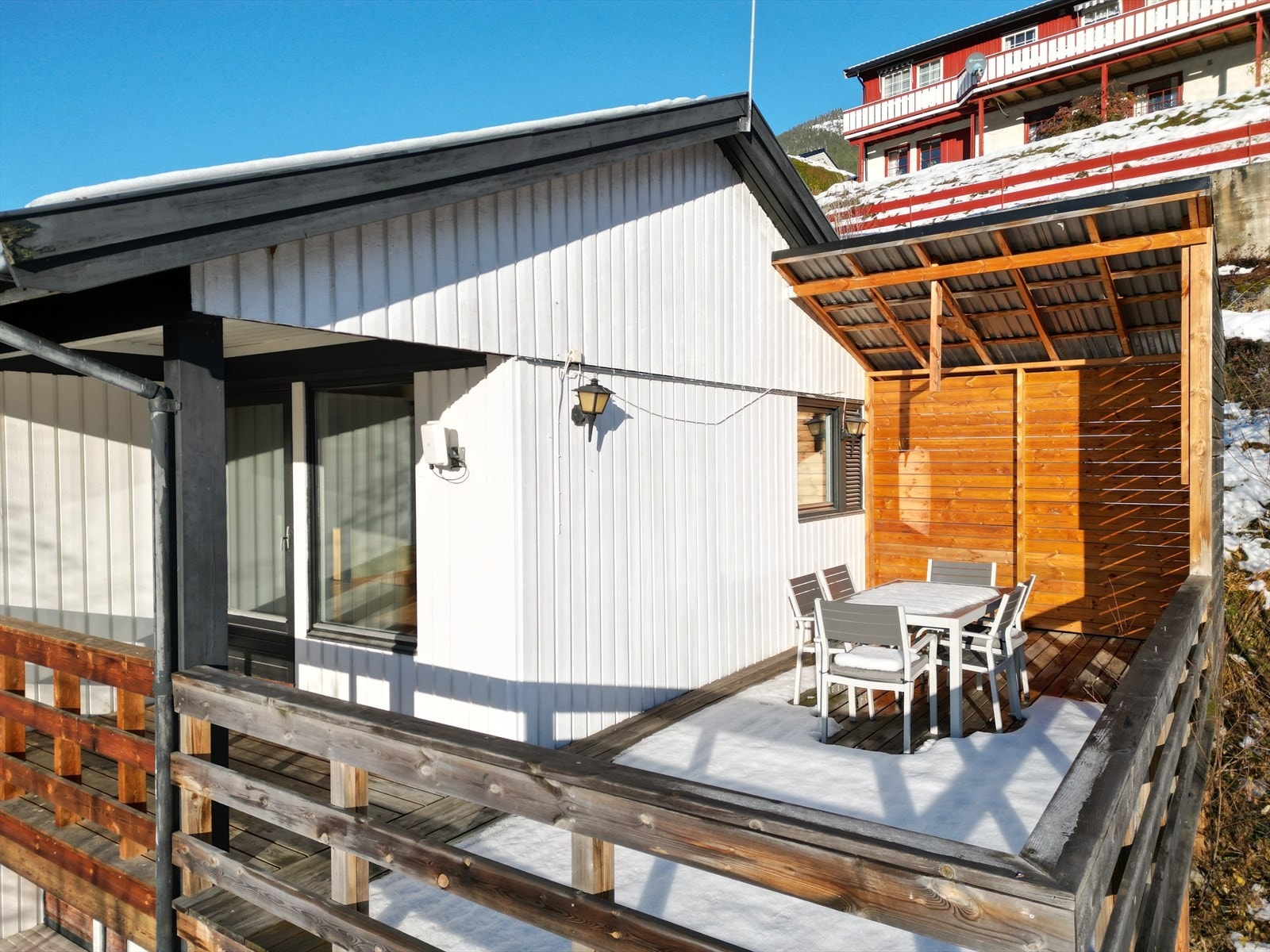 Boligen har en overbygget balkong som er bygget ut med en stor terrasse. Galleribilde
