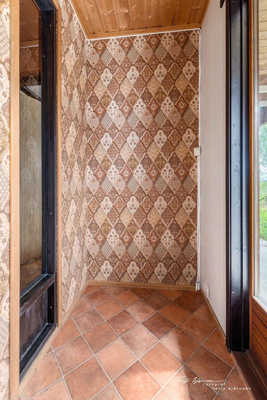 Velkommen inn! Entré med plass til å henge fra seg ytterbekledningen. Galleribilde