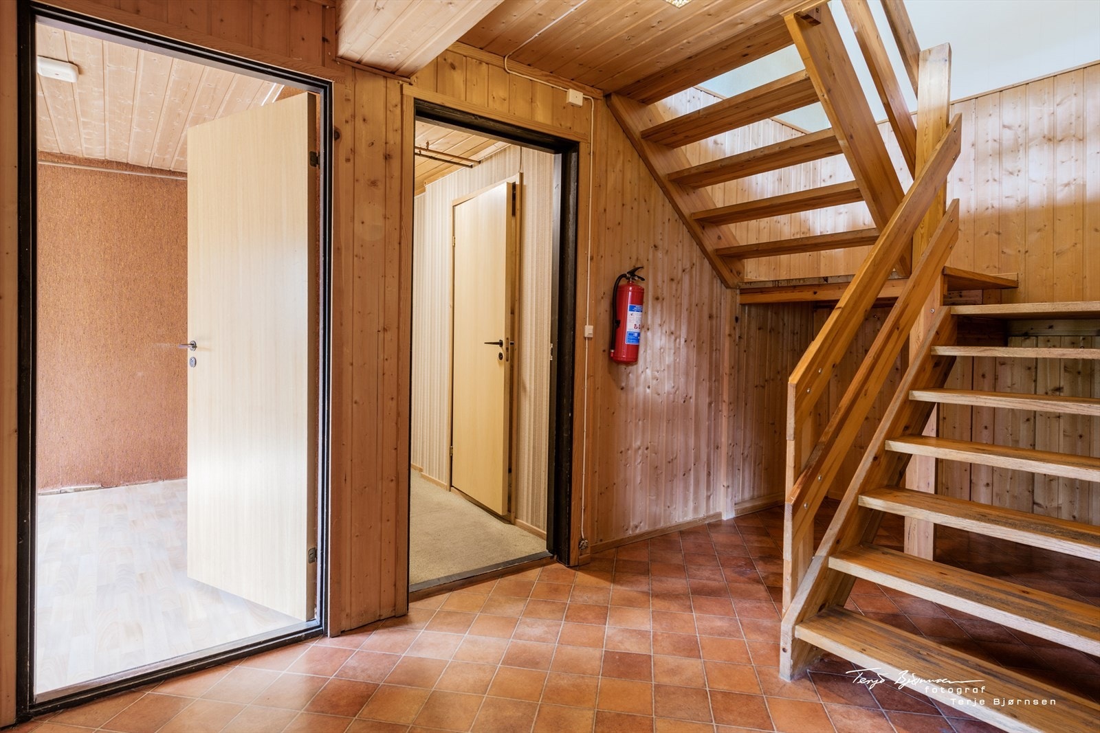 Entré og trappegang har flislagt gulv med varmekabler. I Galleribilde