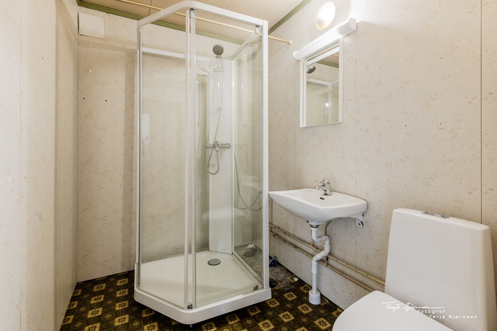 adet er antatt å være fra byggeår. Innredet med servant, wc og dusjkabinett. Galleribilde