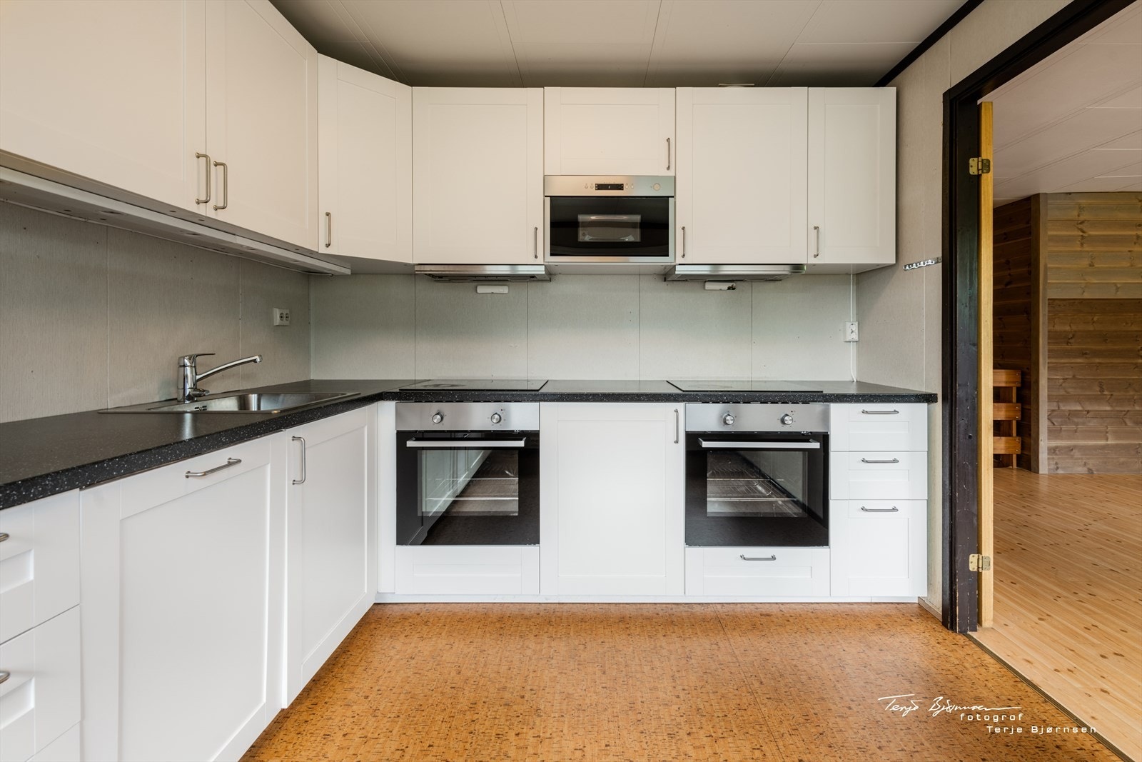 Fra stua har du tilgang til kjøkkenet som er et IKEA kjøkken av nyere dato. Galleribilde