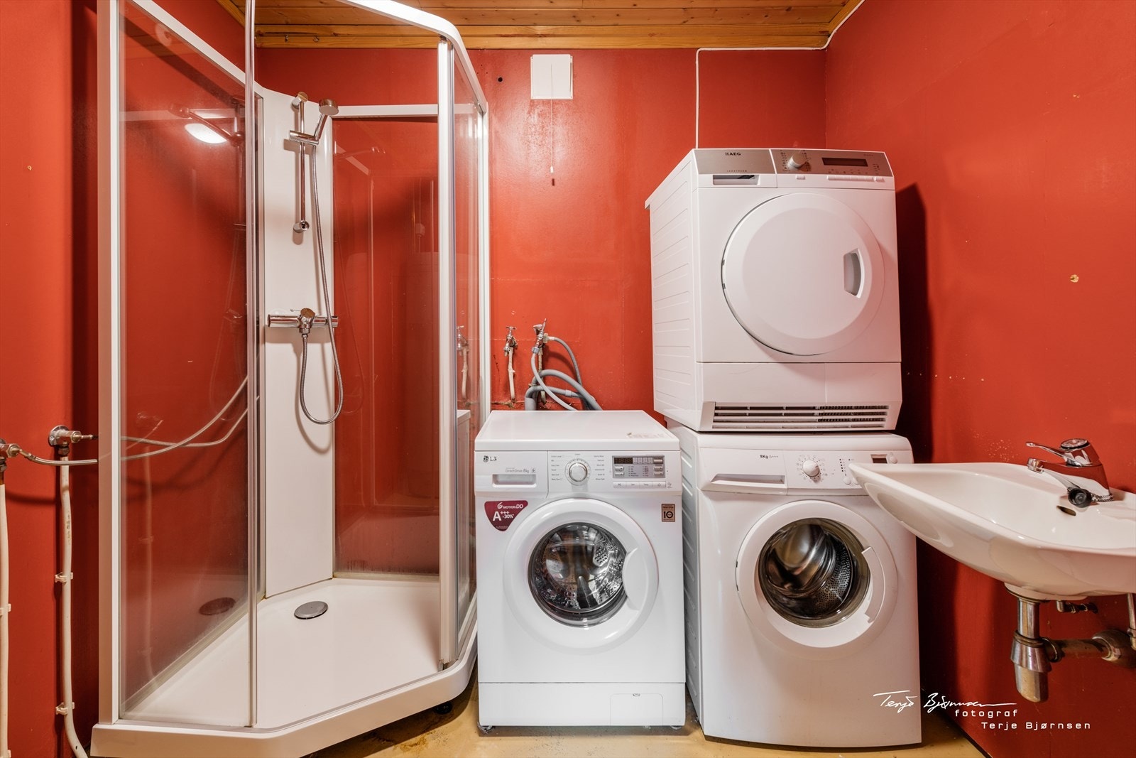 Bas/vaskerom --Innredningen består av servant, wc, dusjkabinett samt opplegg for vaskemaskin. Galleribilde