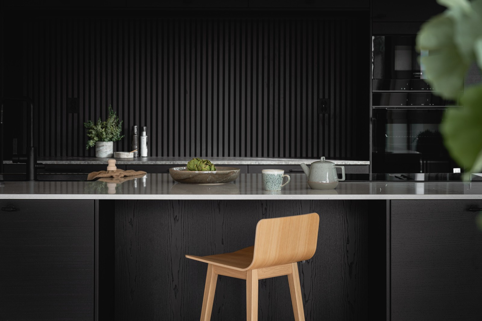 Gjennomført og lekkert kjøkken med et design som både er trendy og tidløst.