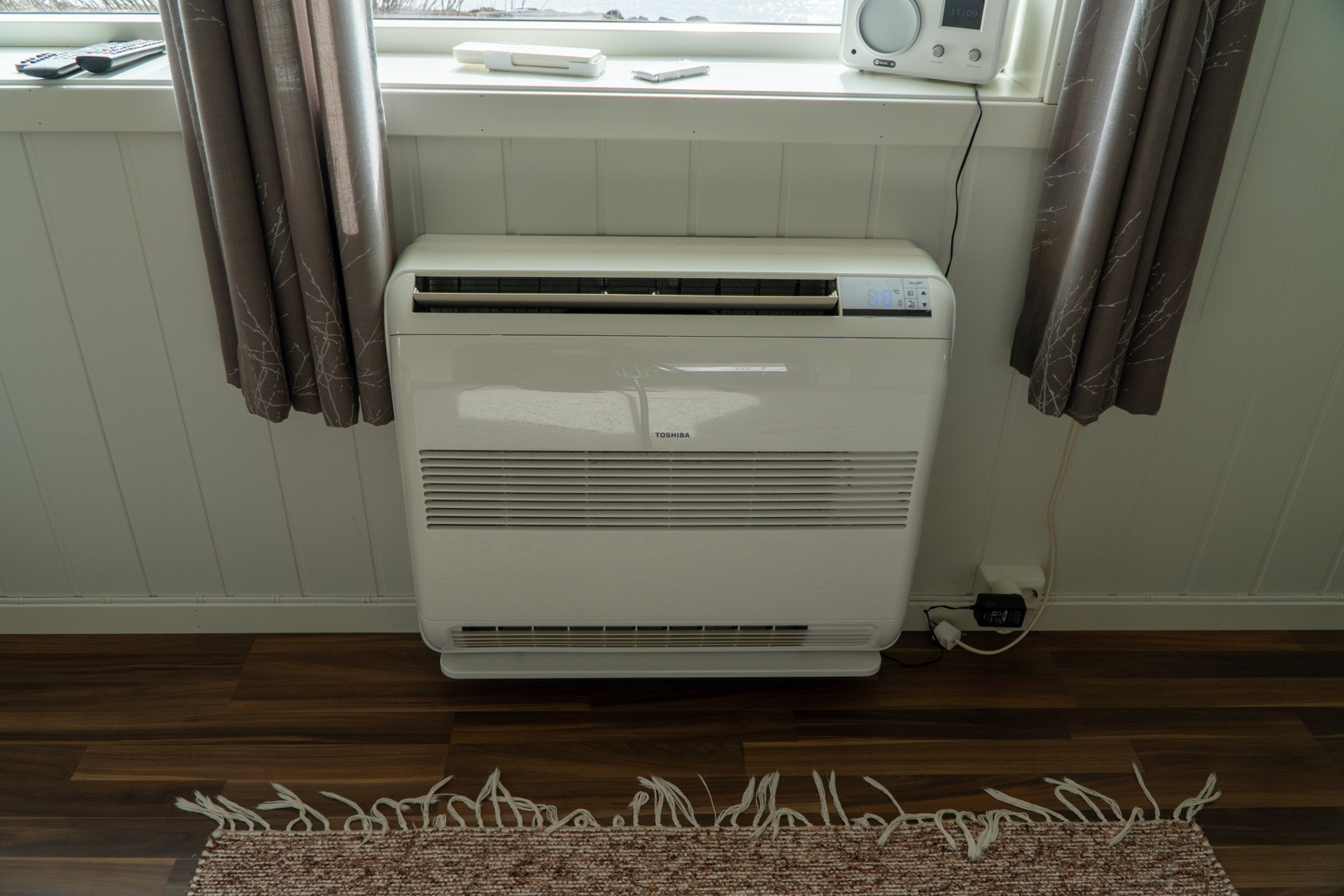 Varmepumpe installert i stuen, veldig fin for rimelig oppvarming av boligen.