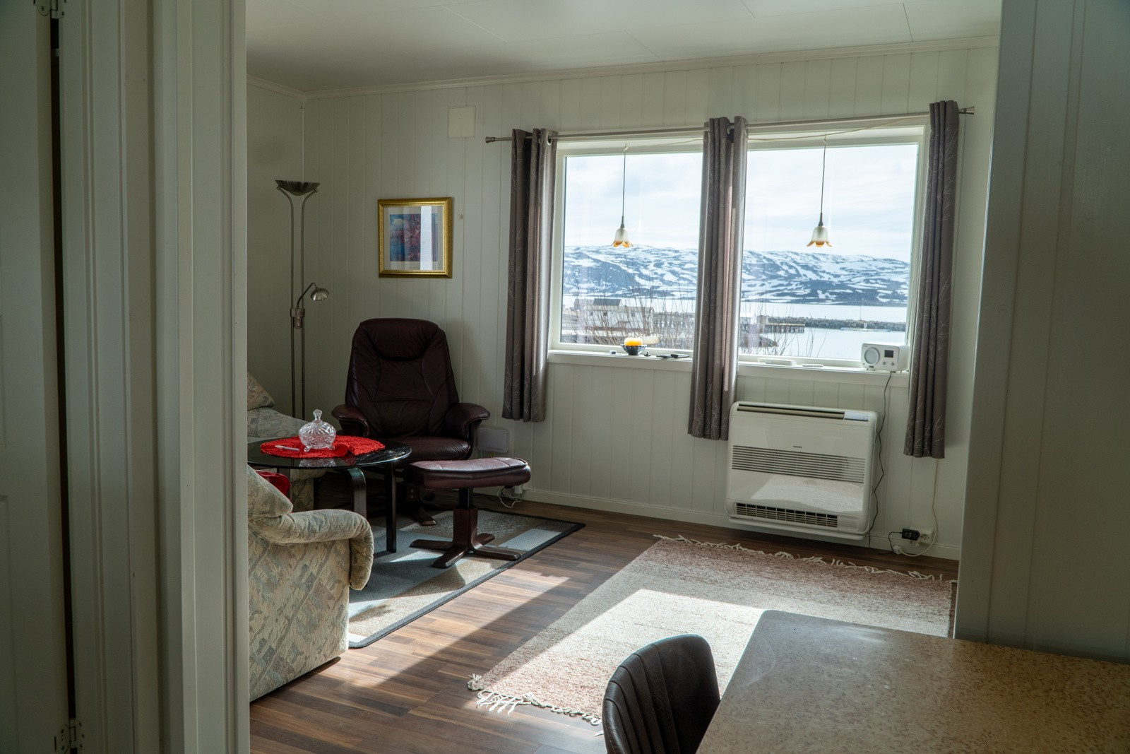 Fra stuen har man pen utsikt utover fjorden og omkringliggende natur.
