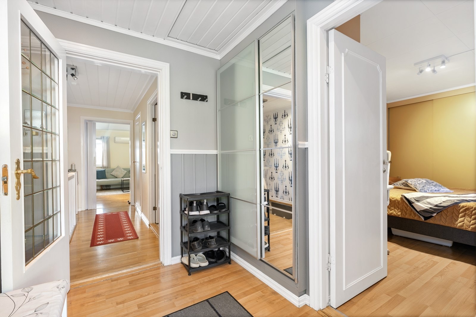 Boligen består av en luftig entré med en romslig skyvedørsgarderobe. Her er det nok av plass til å henge fra seg yttertøy, klær og sko. Galleribilde