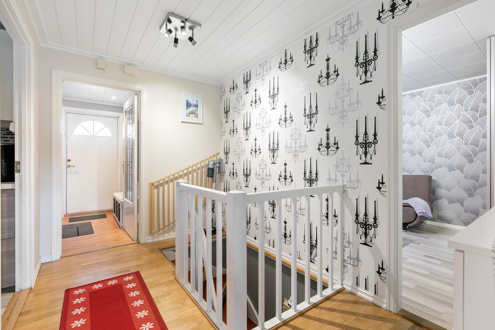 Boligen er over to plan, bestående av en første etasje og en underetasje. Galleribilde